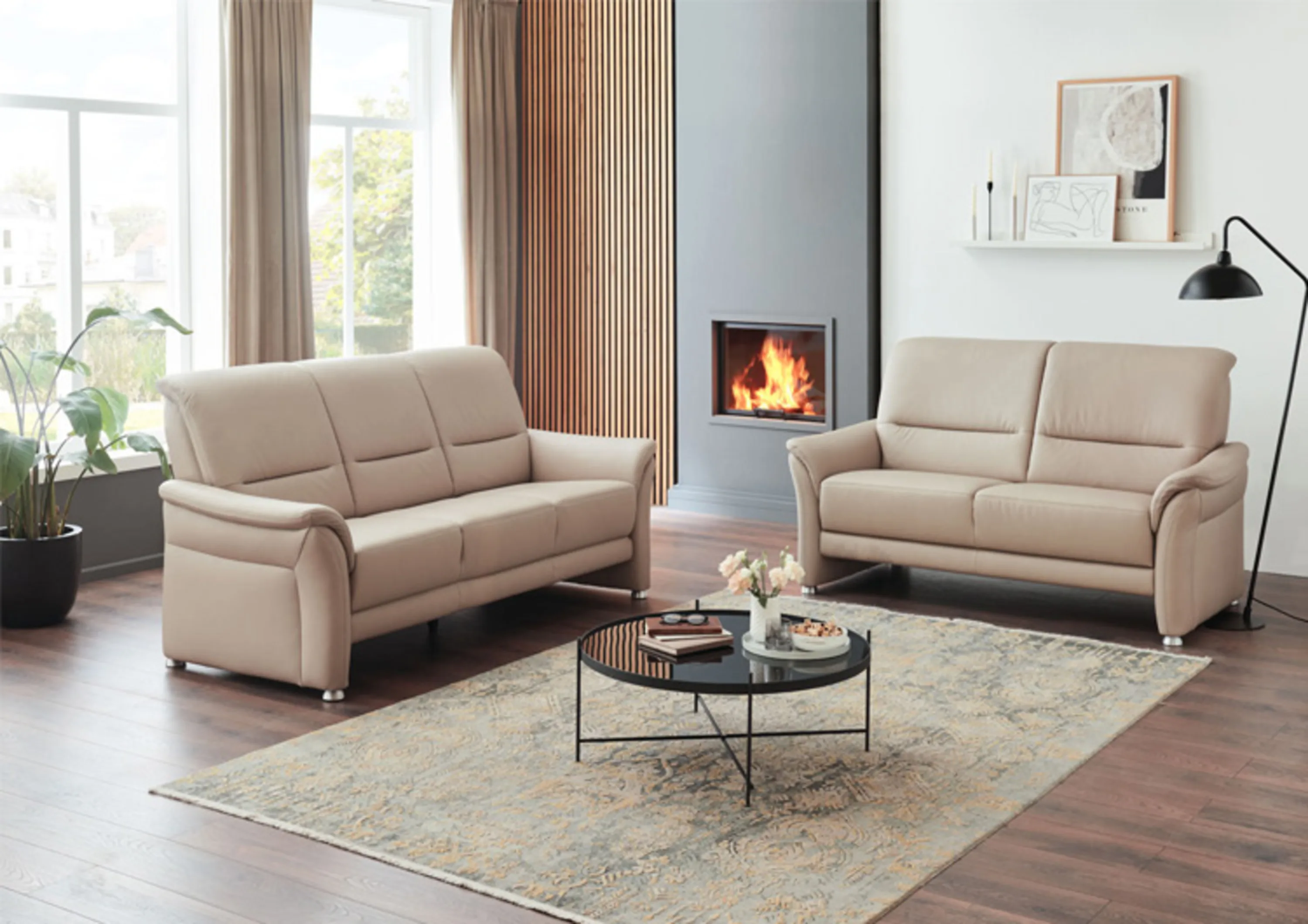 Wohnzimmer mit zwei Sofas und einem Kamin