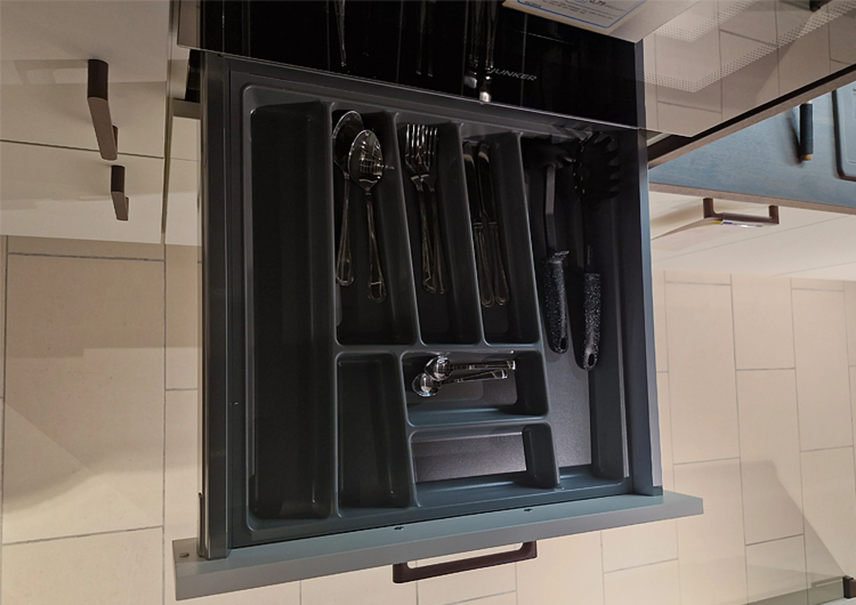 Schwarz-weißes Spülbecken