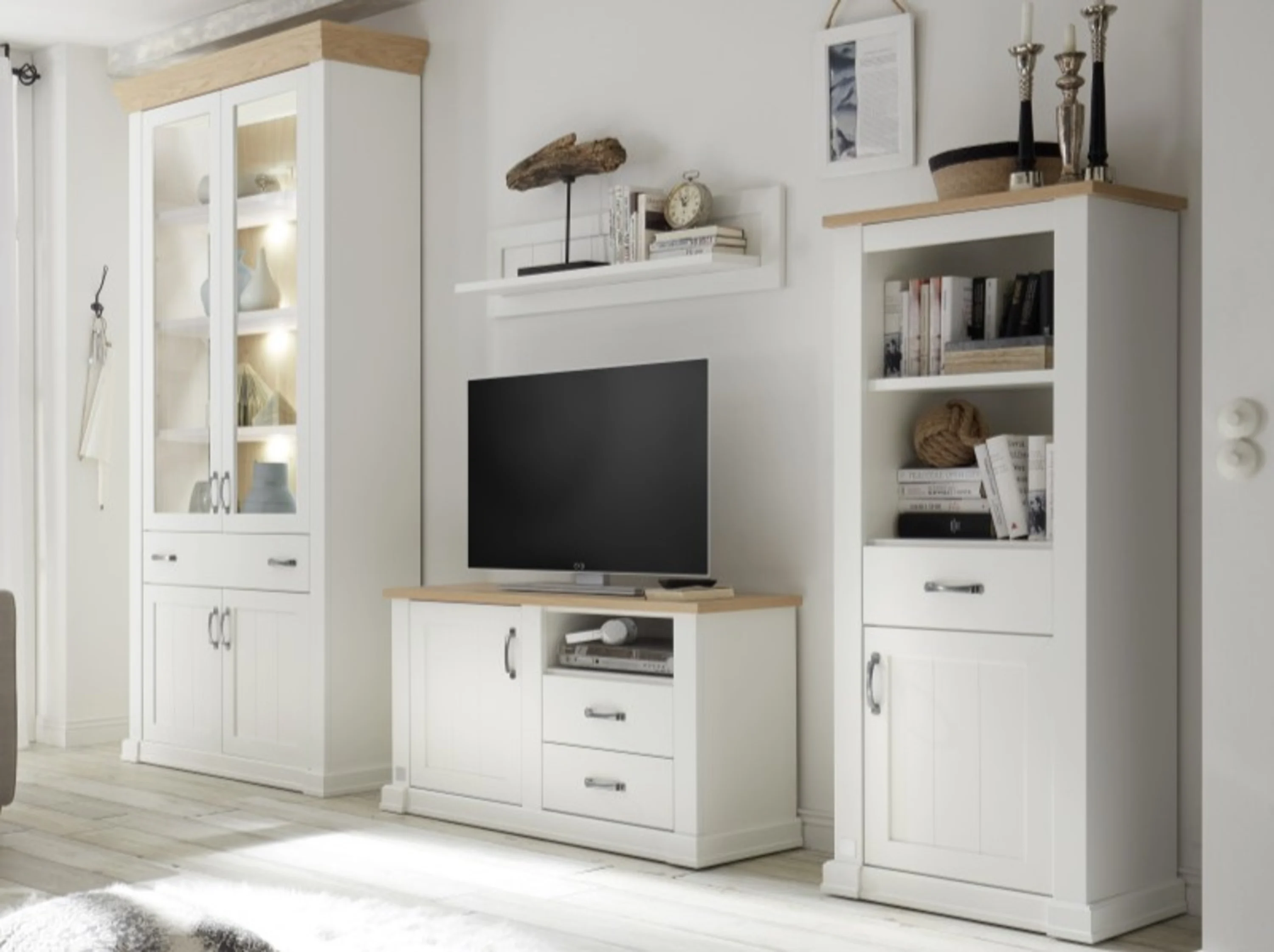 Wohnzimmer mit Fernseher und Couch