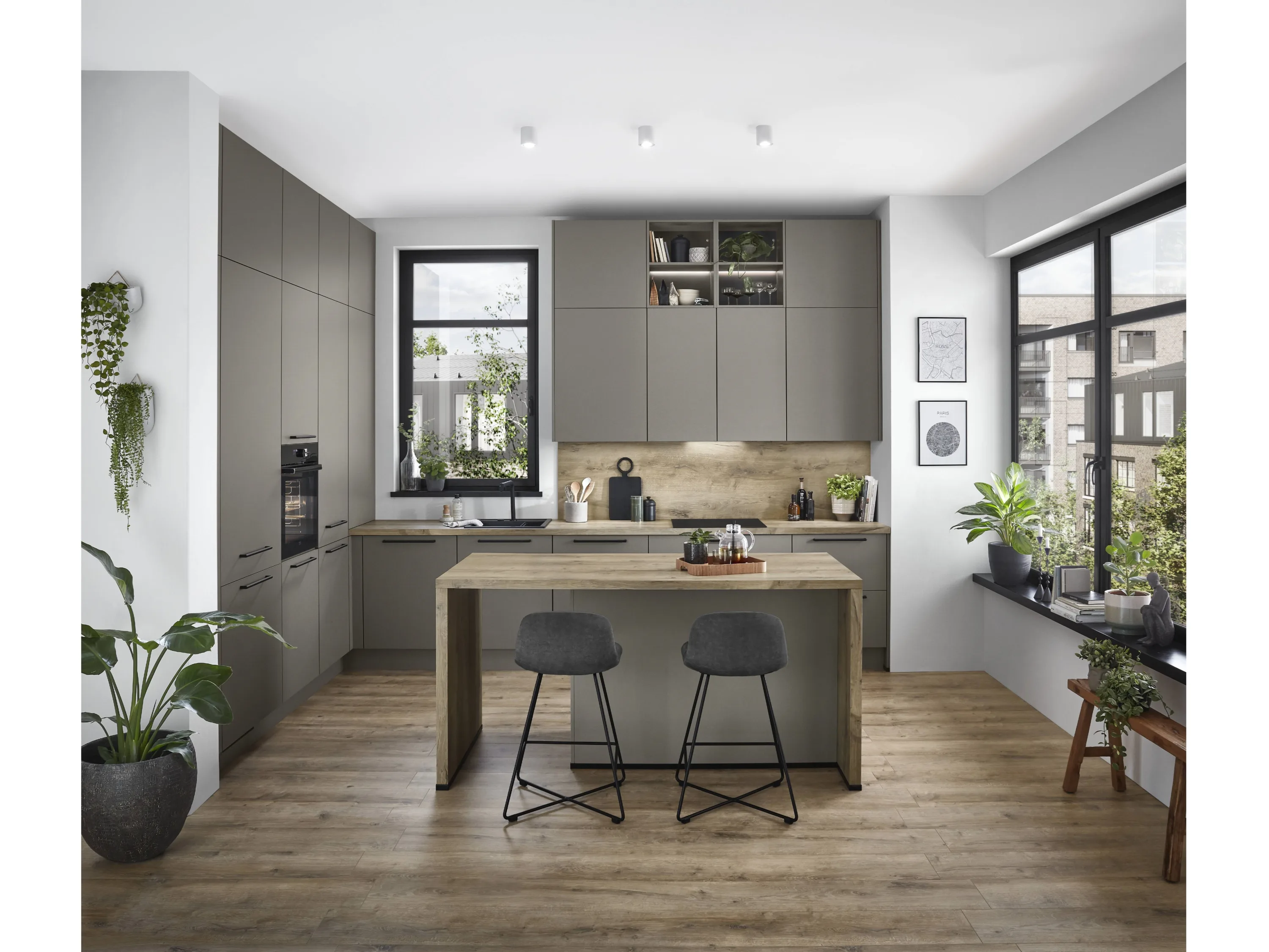 Küche mit Holzboden und einer grauen Insel