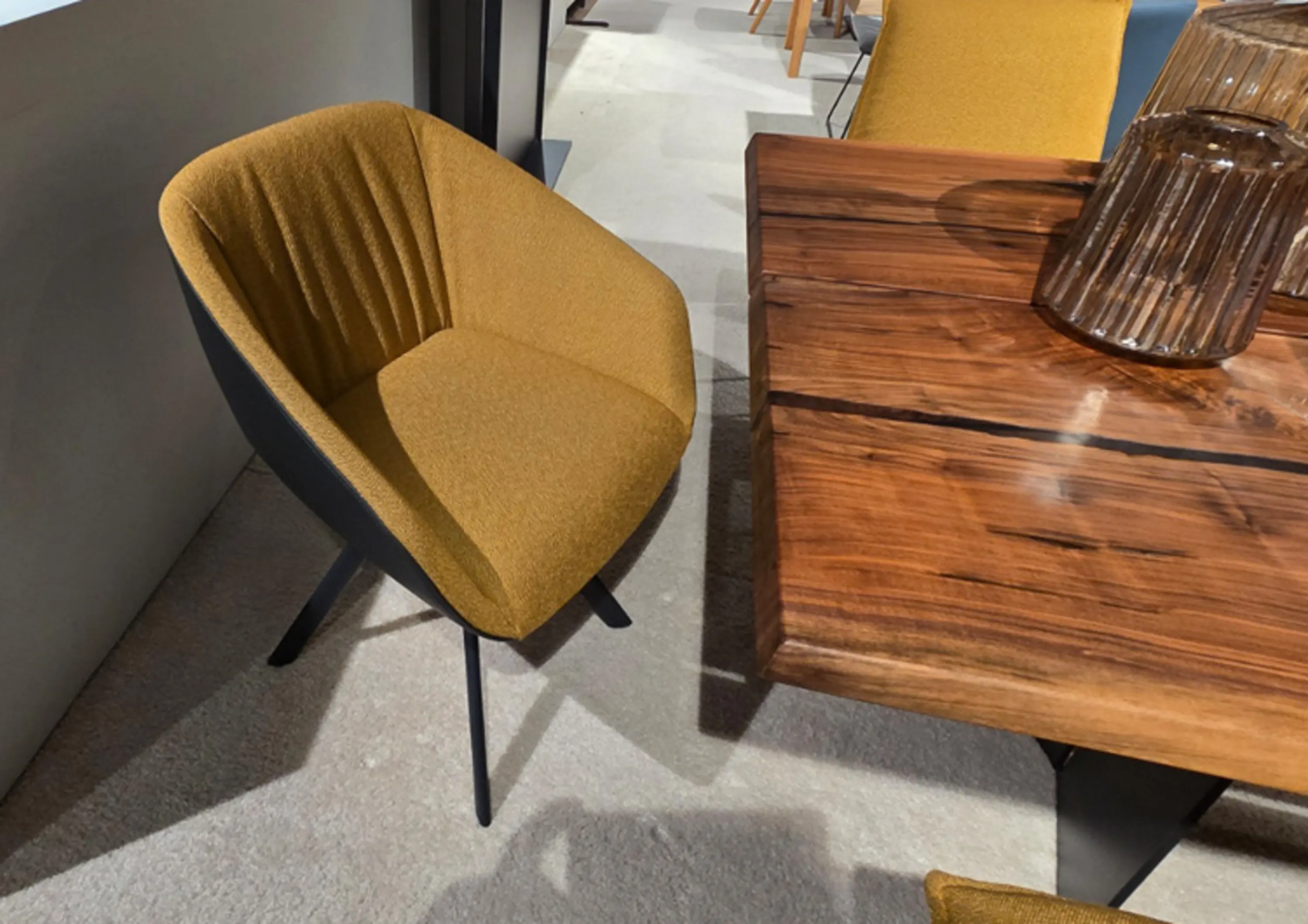 18Hundert Schalenstuhl mit Stoff innen gelb und außen anthrazit mit schwarzem Gestell.