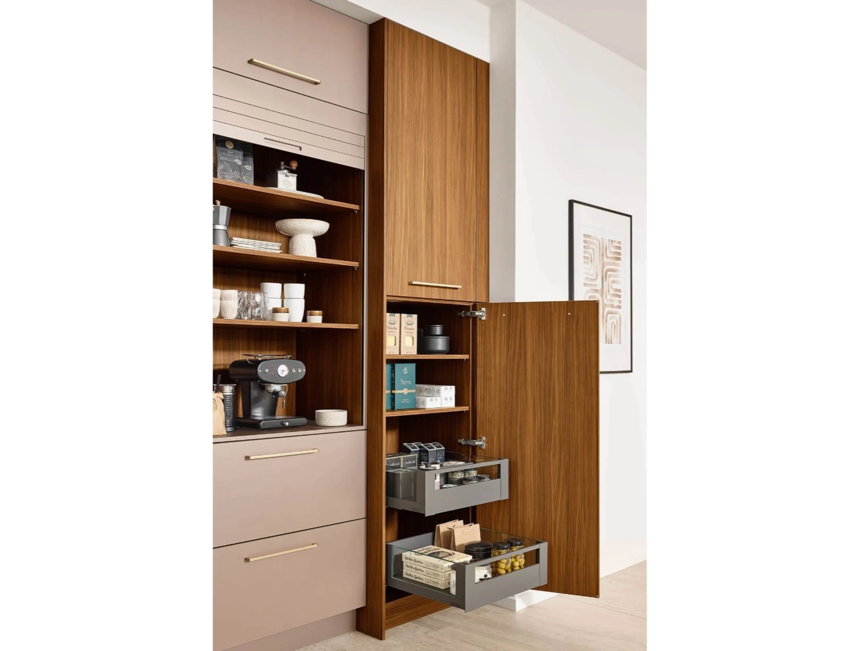 Küche mit Holzschrank und Kaffeemaschine