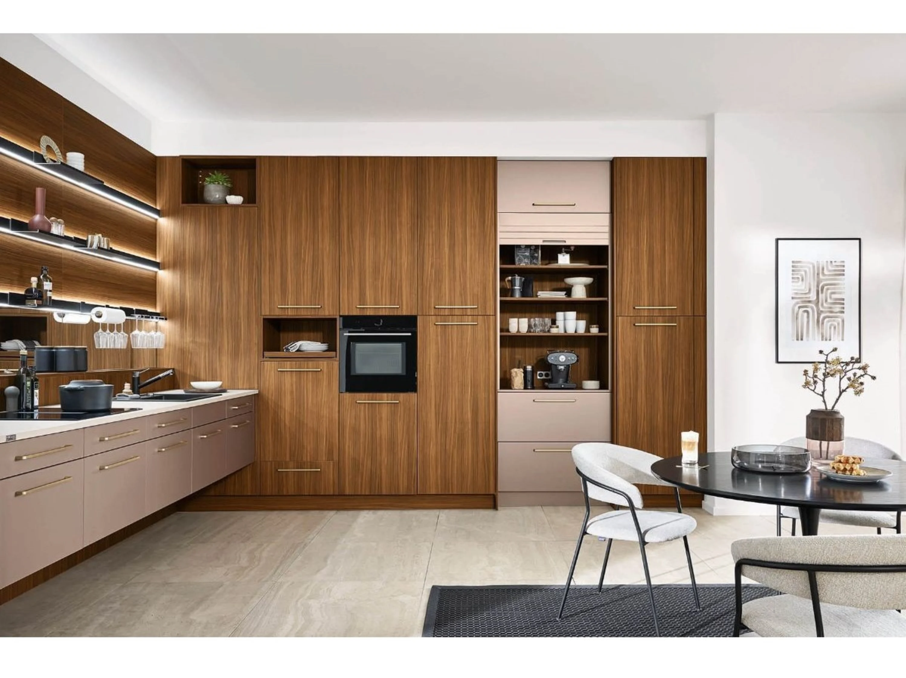 Küche mit Tisch und Stühlen darin