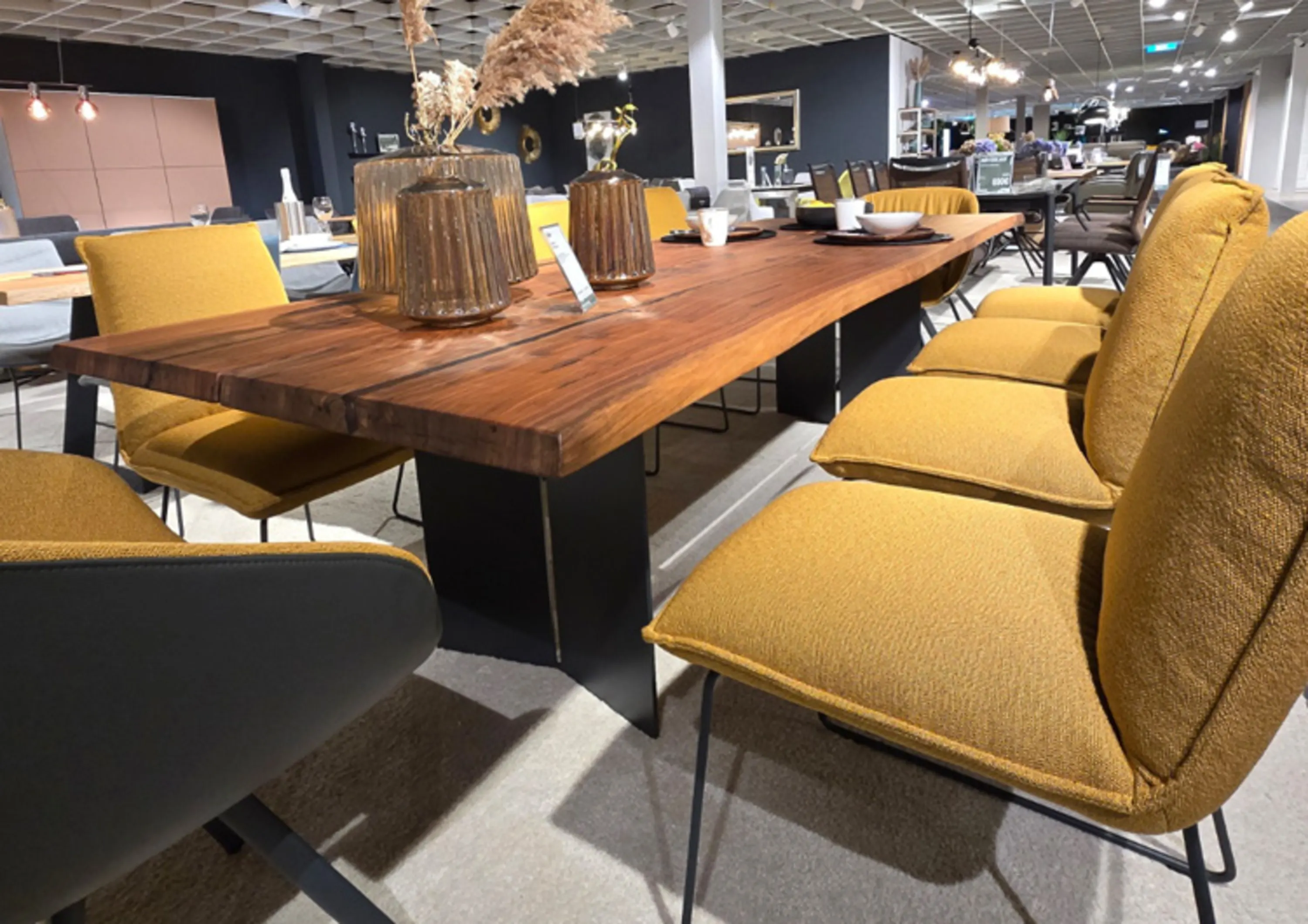 18Hundert Esstisch mit Nussbaumplatte und schwarzem Untergestell.