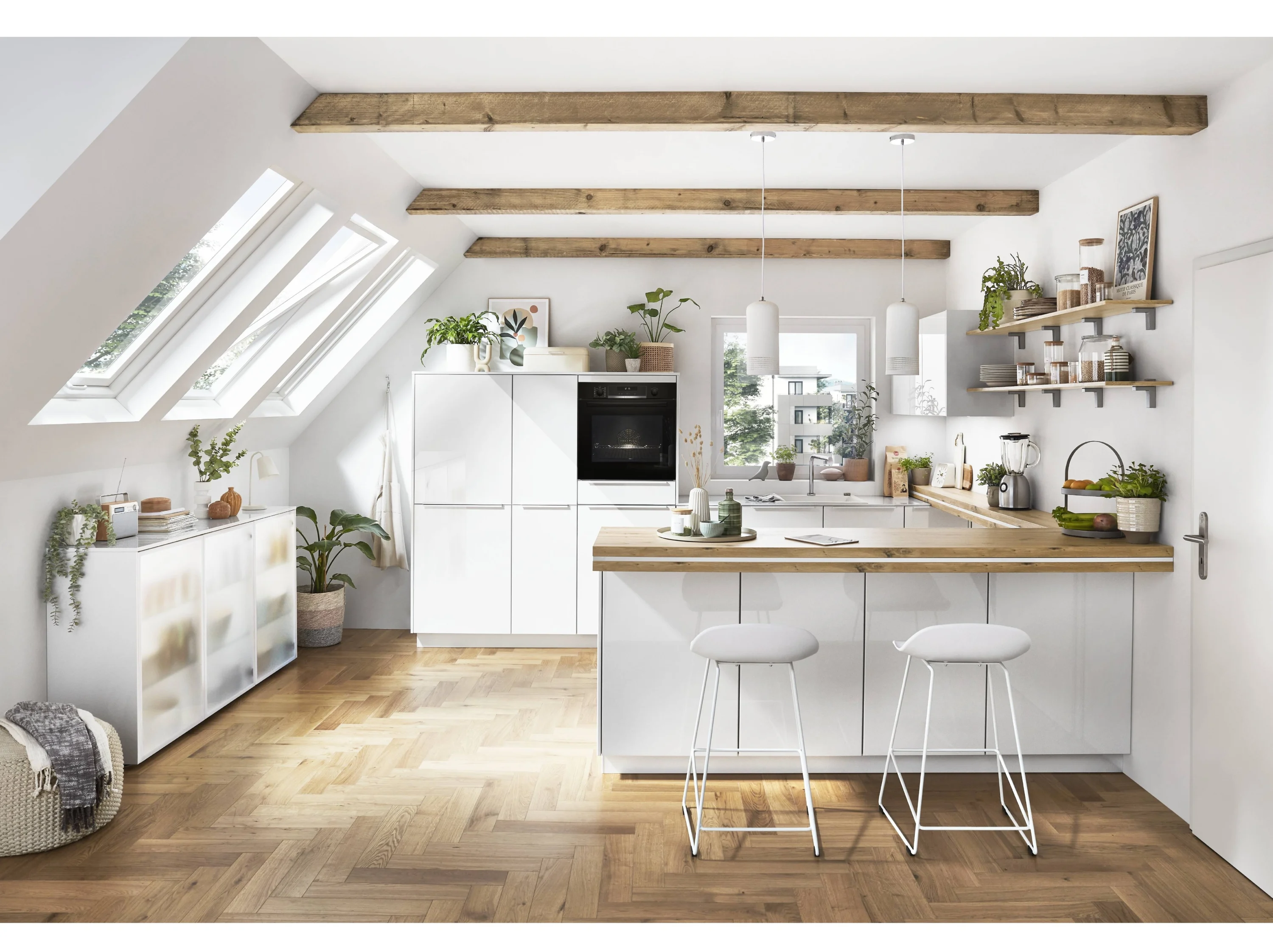 Küche mit weißen Schränken und Holzböden