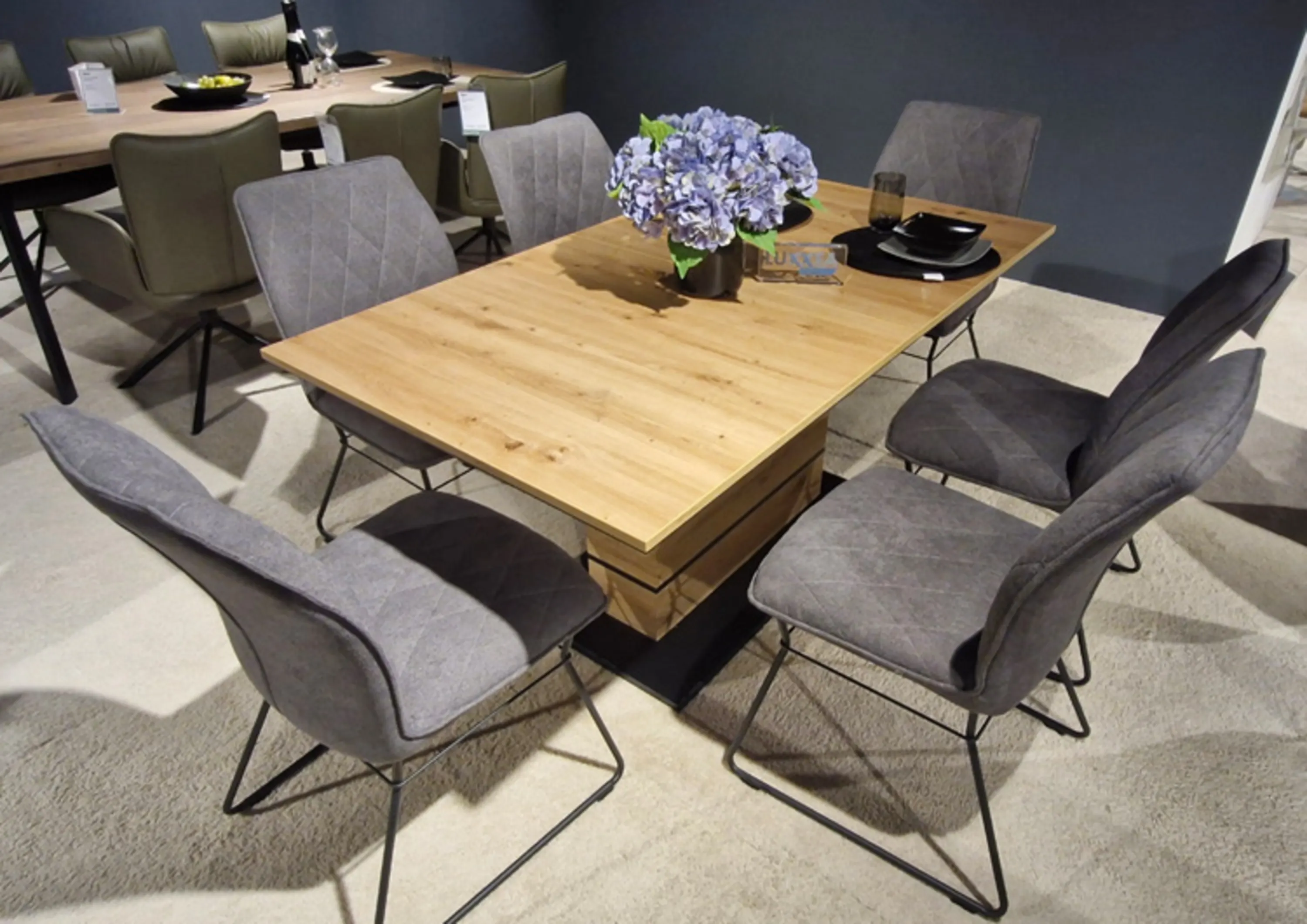 Esstisch mit Stühlen und Vase mit Blumen