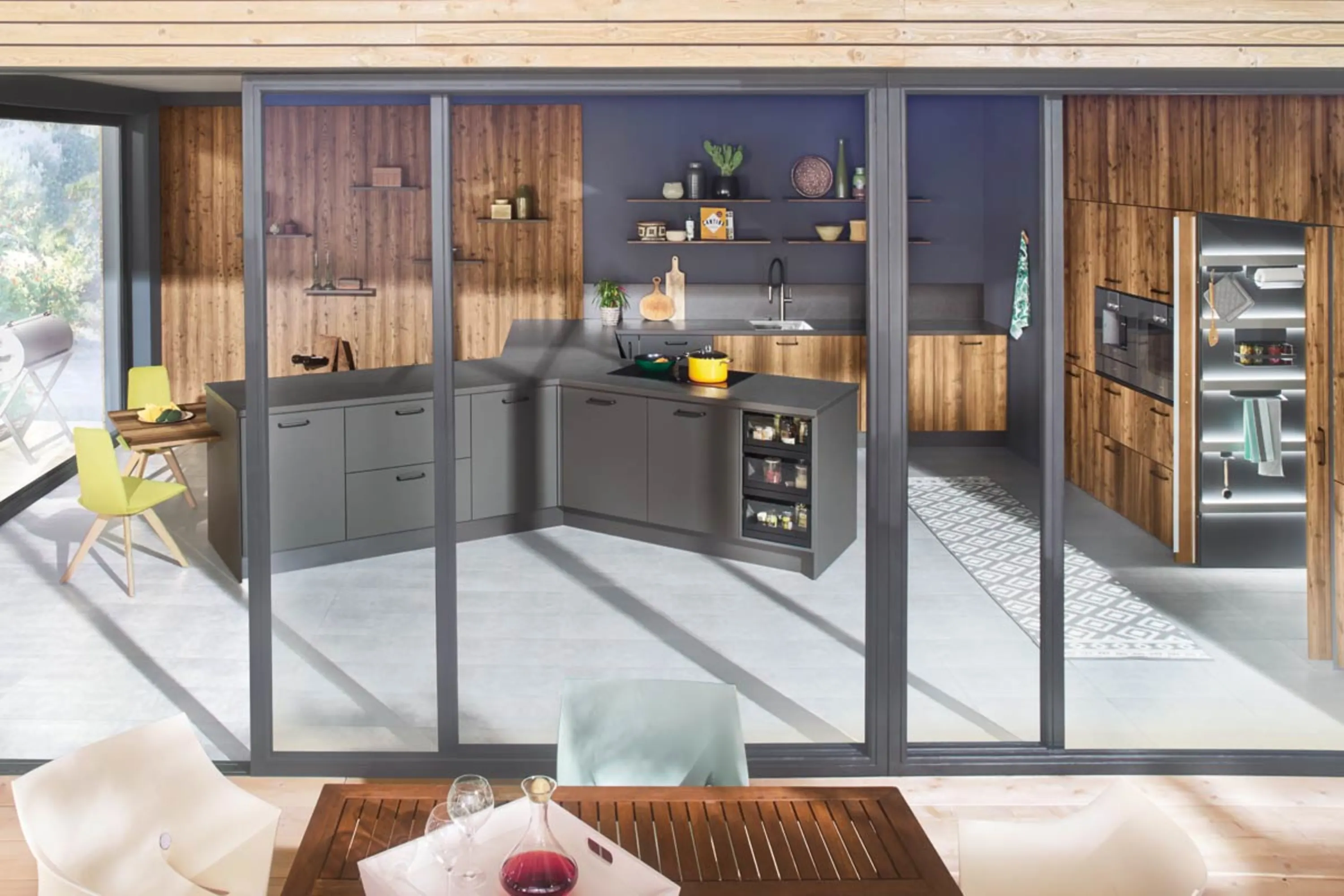 Küche mit Holzwänden und einem Tisch