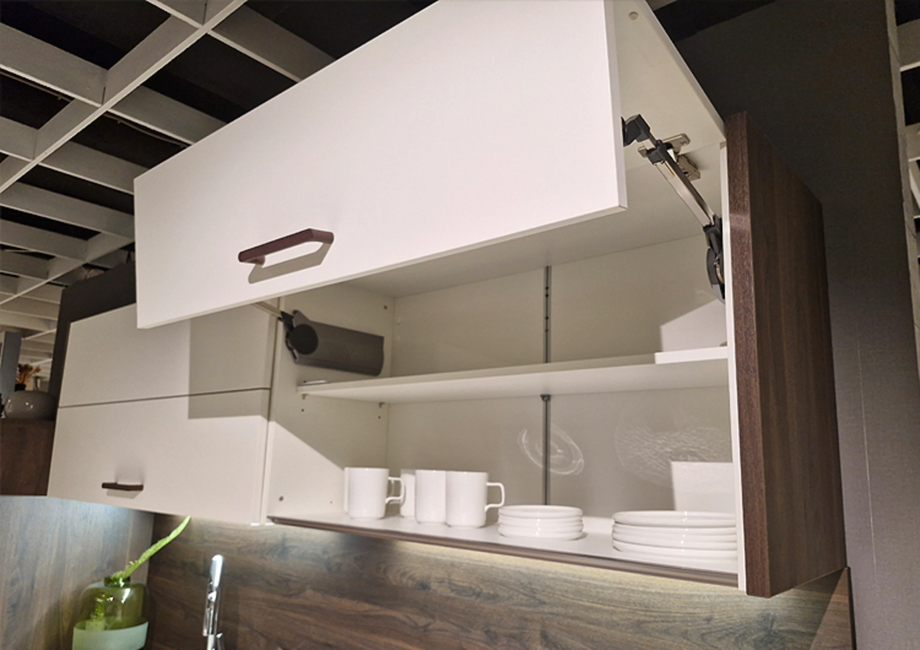 Küche mit Waschbecken und Spiegel