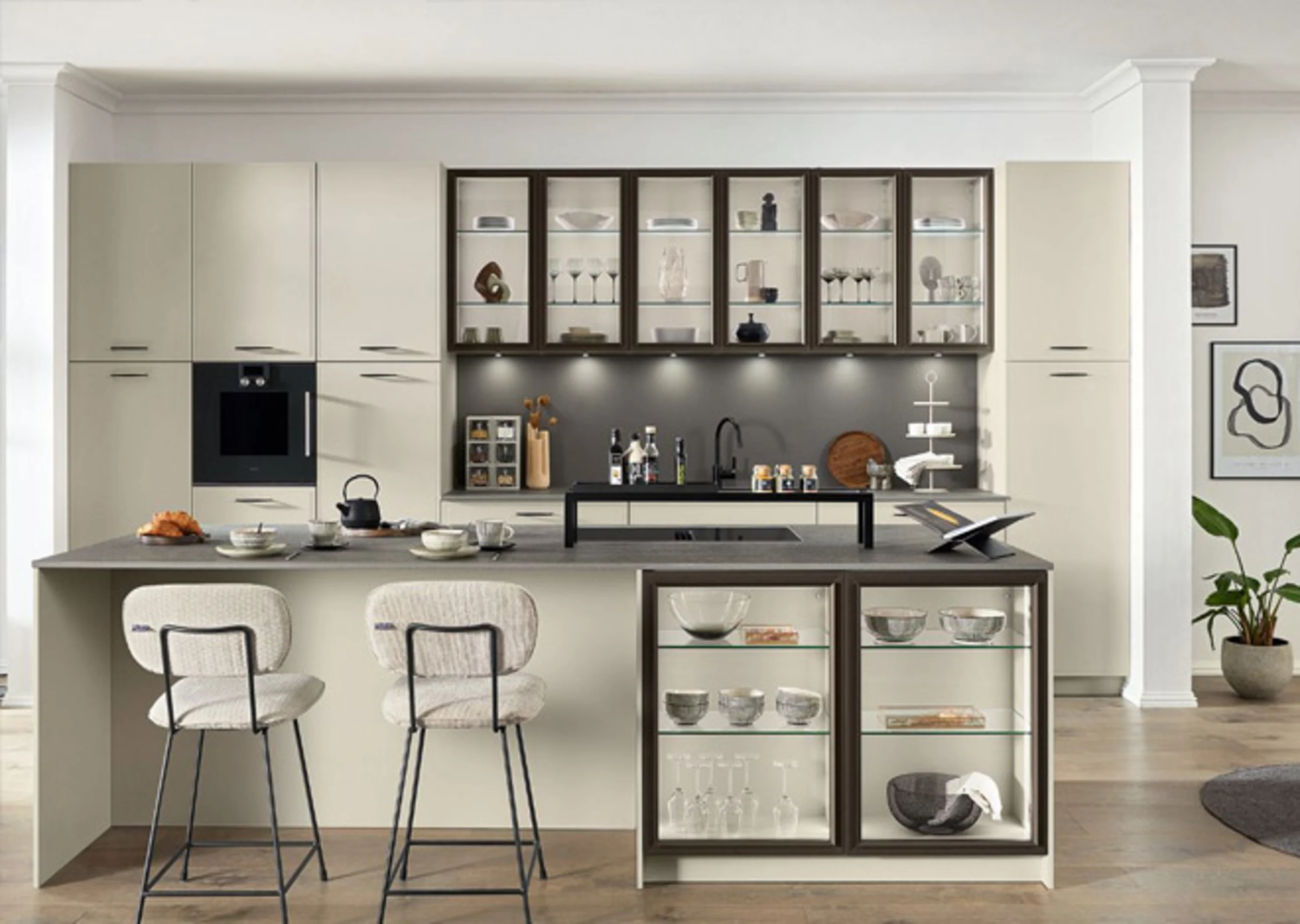 Küche mit Bar und Stühlen