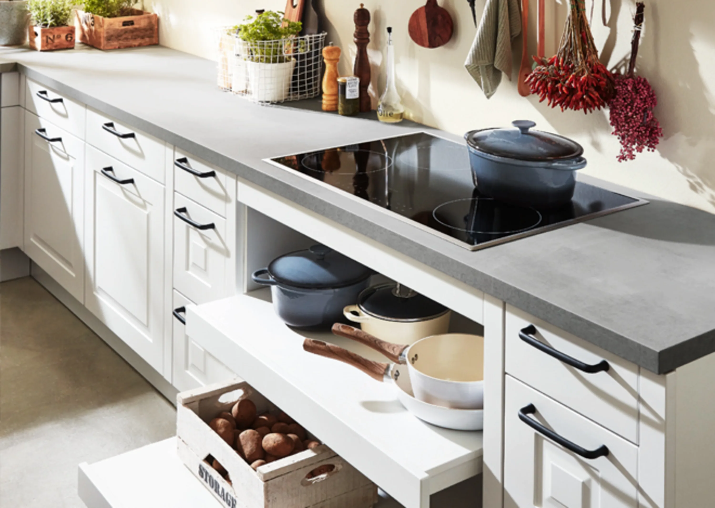 Küche mit Waschbecken und Theke