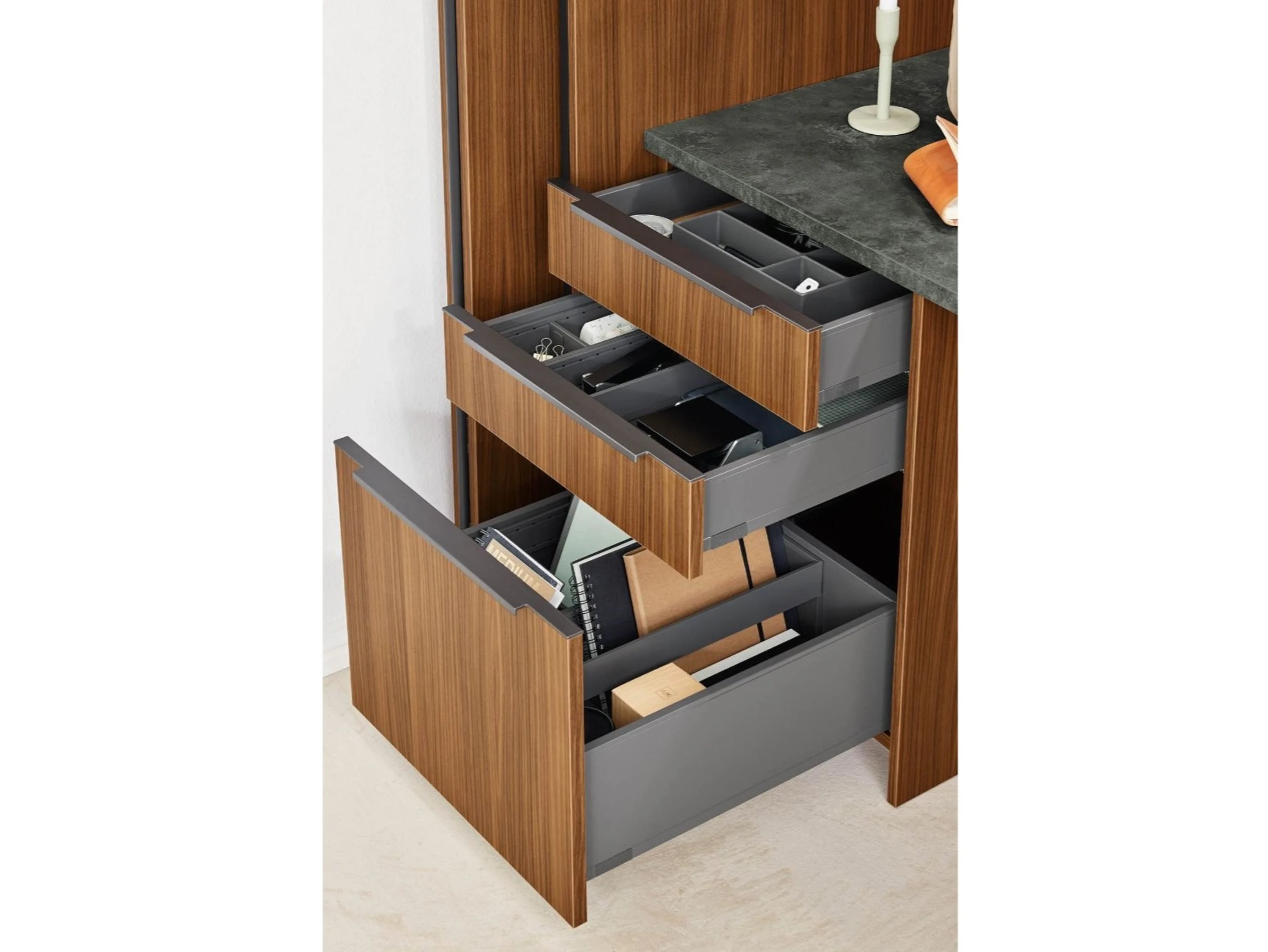 Holzschrank mit Schubladen und einer schwarzen Theke