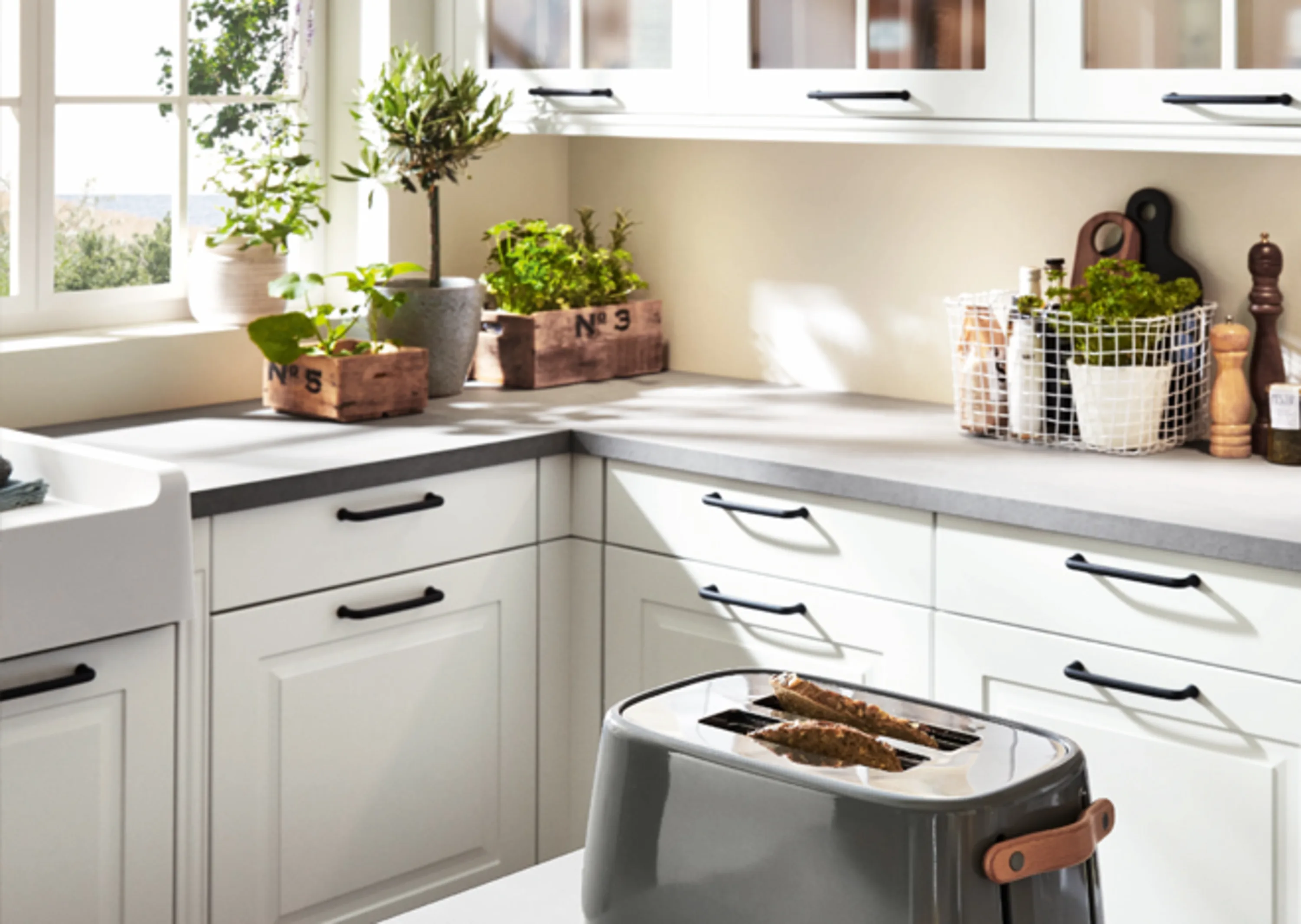 Küche mit Waschbecken und Mülleimer