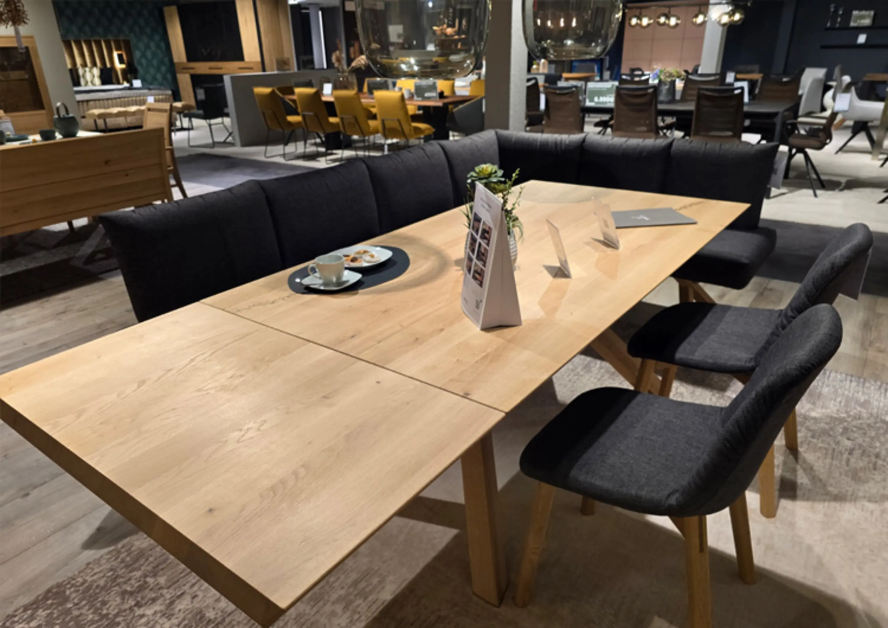 Tischgruppe mit Holztisch Eckbank und zwei Stühlen