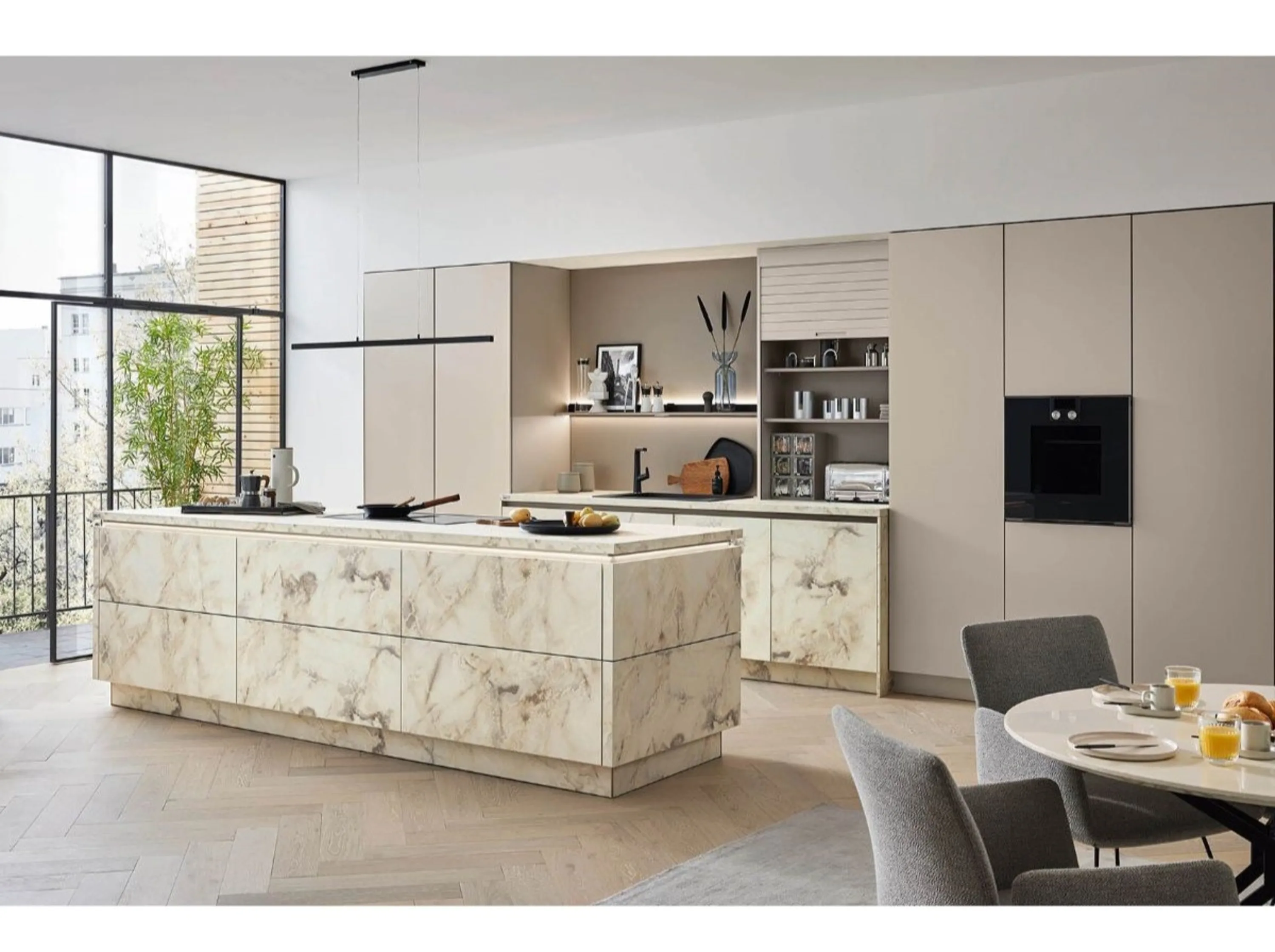 Küche mit einer Marmorinsel und einem Esstisch