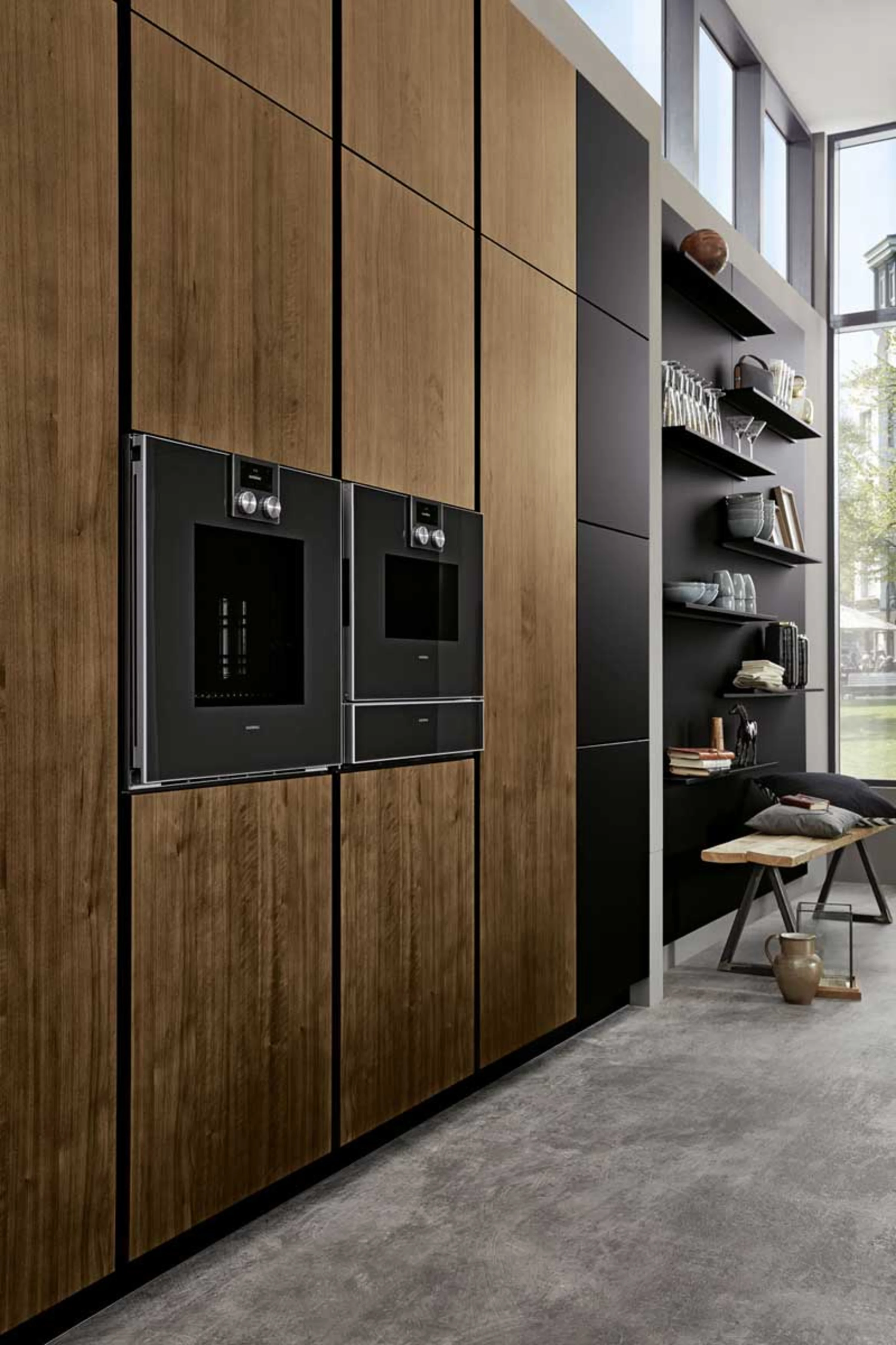 Küche mit Holzschränken und schwarzen Geräten