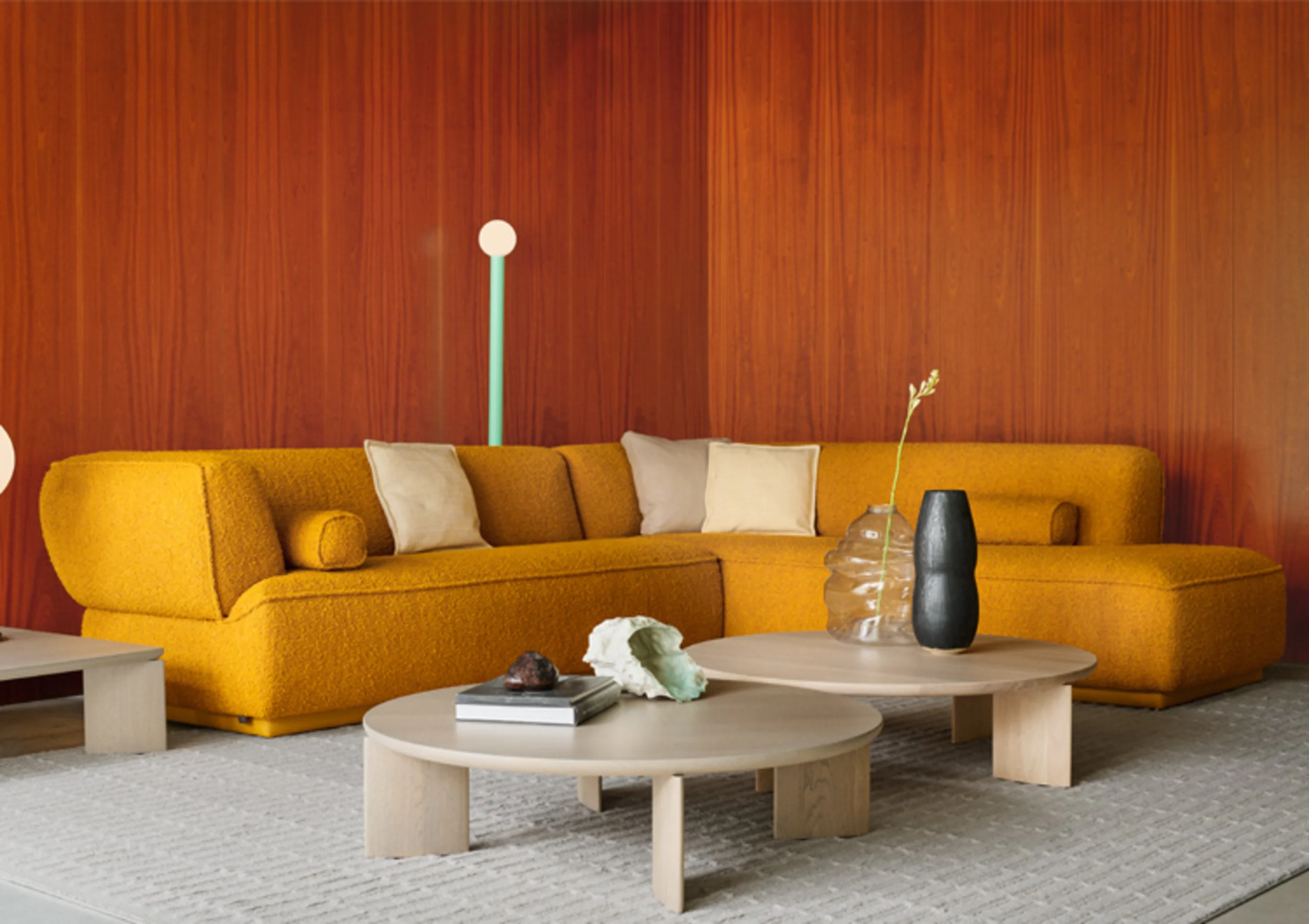 Wohnzimmer mit Couch und Couchtisch