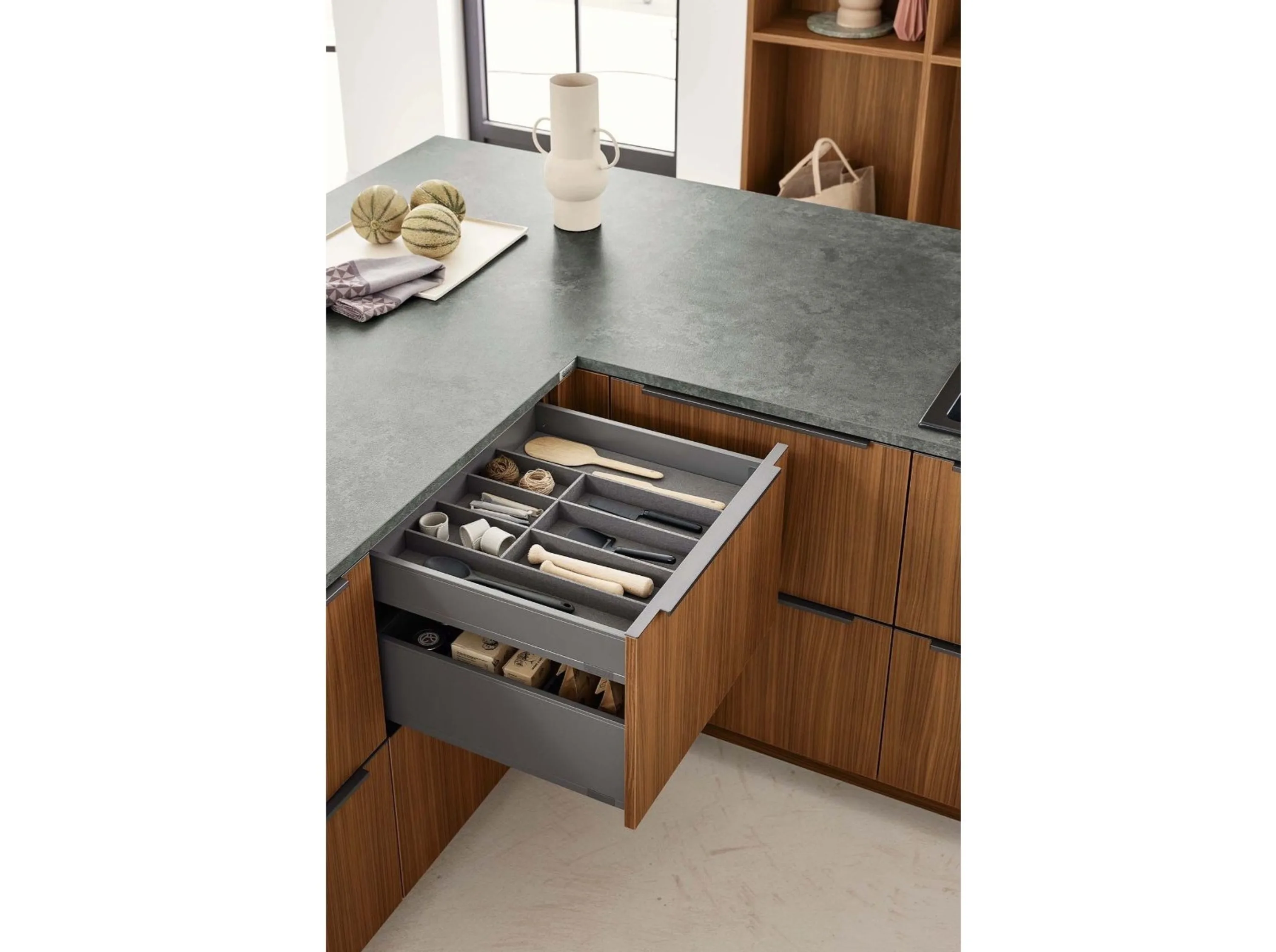 Küchenschublade mit einer Schublade offen