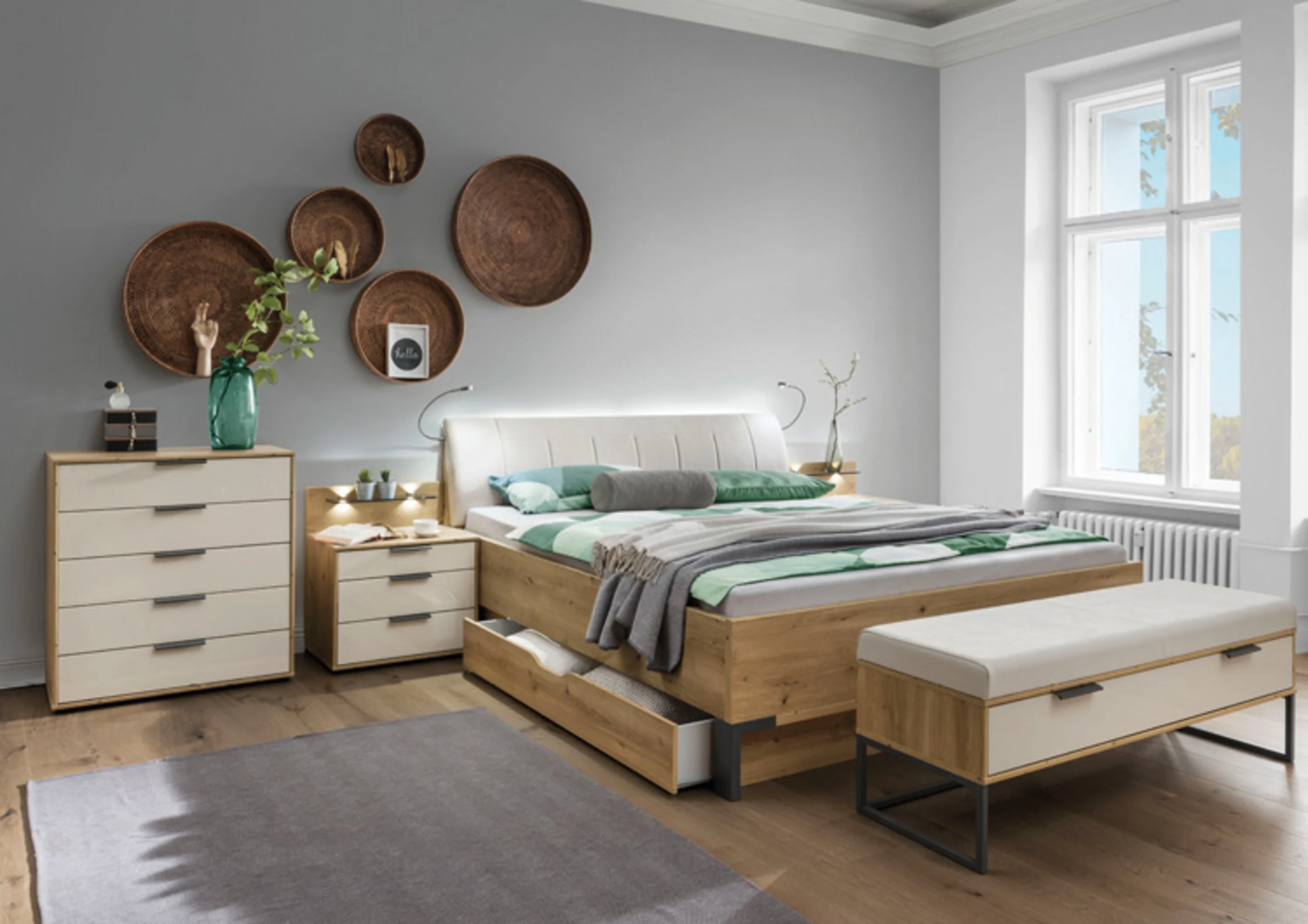 Schlafzimmer mit Bett, Kommode und Stuhl