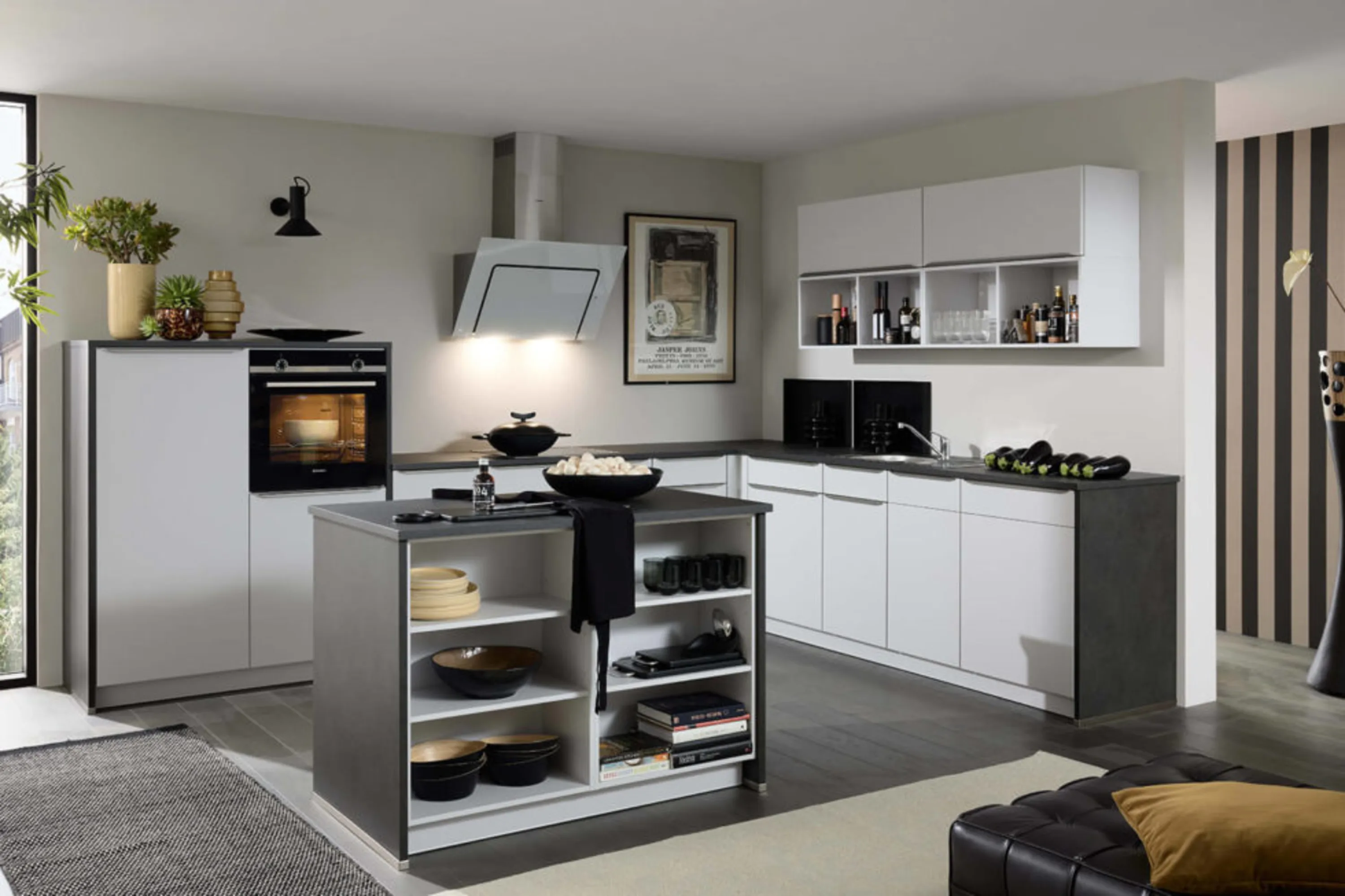 Küche mit Herd, Backofen und Schränken