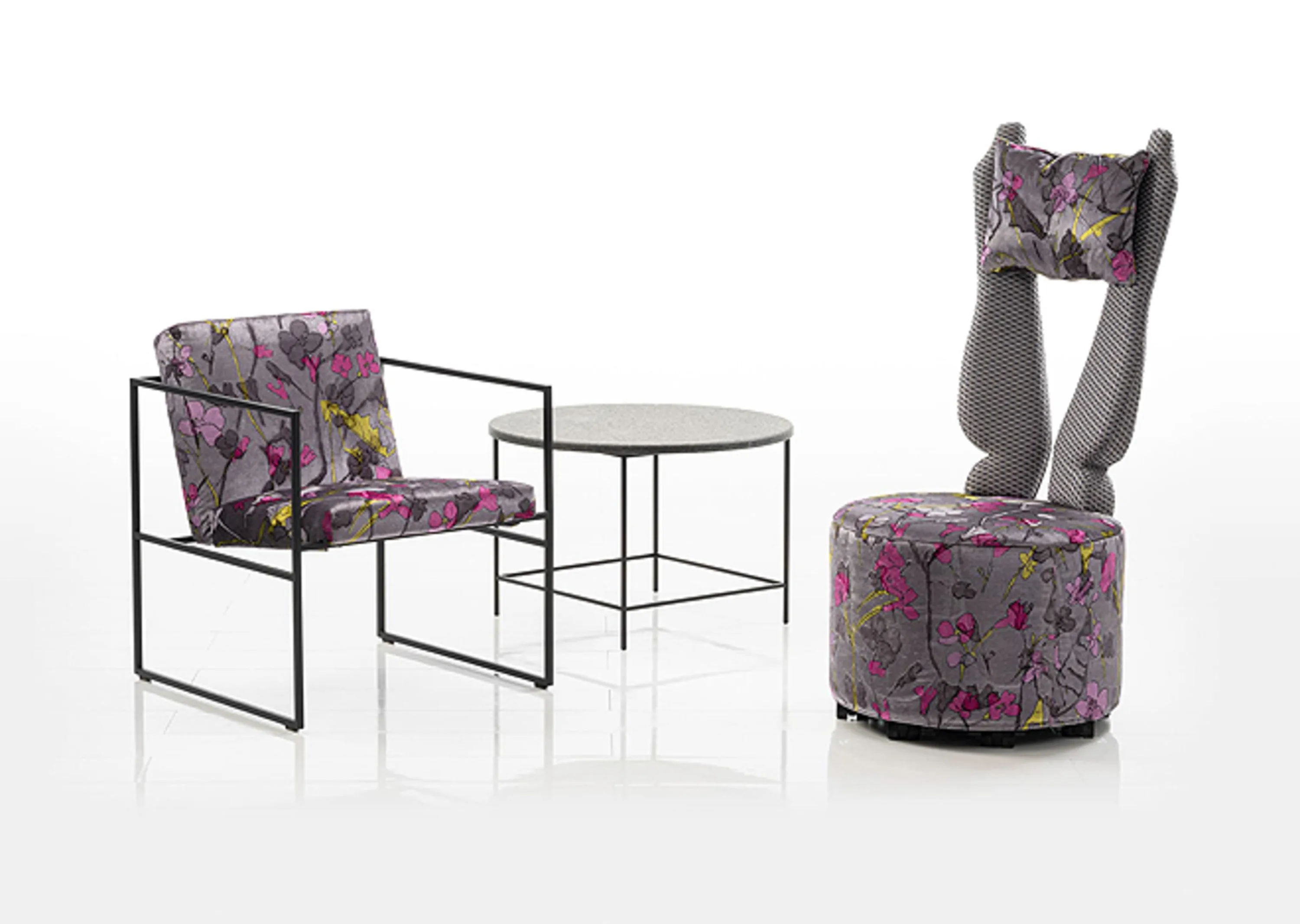 Einen Stuhl und einen Tisch mit Blumenmuster