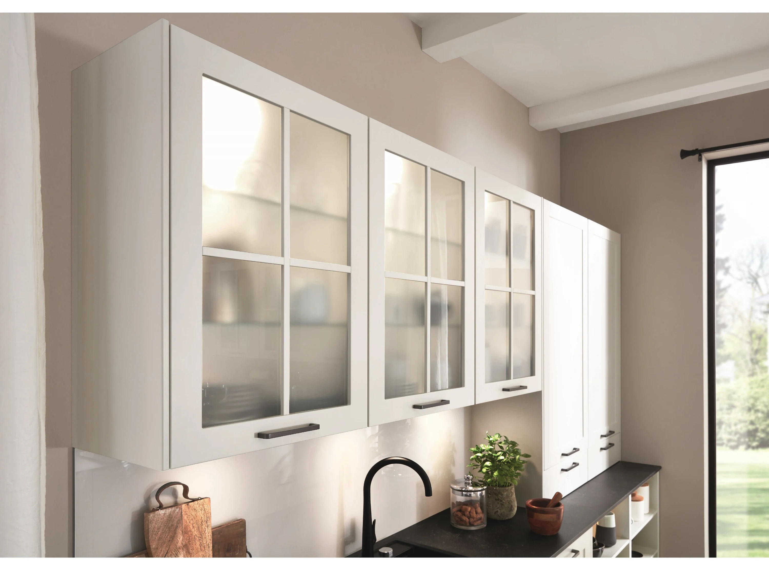 Küche mit weißen Schränken und einem Waschbecken