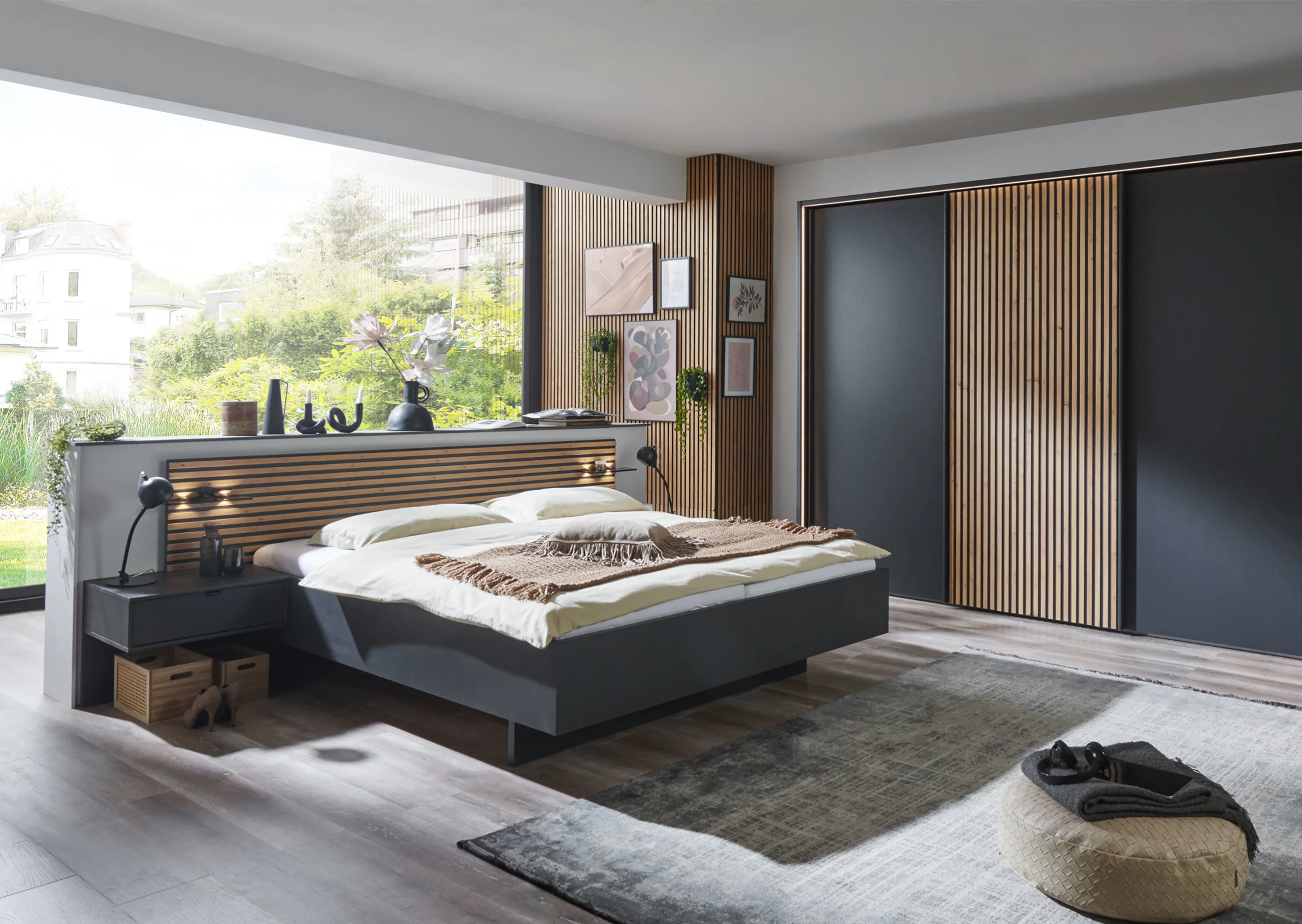 Schlafzimmer mit einem Bett und einem großen Fenster