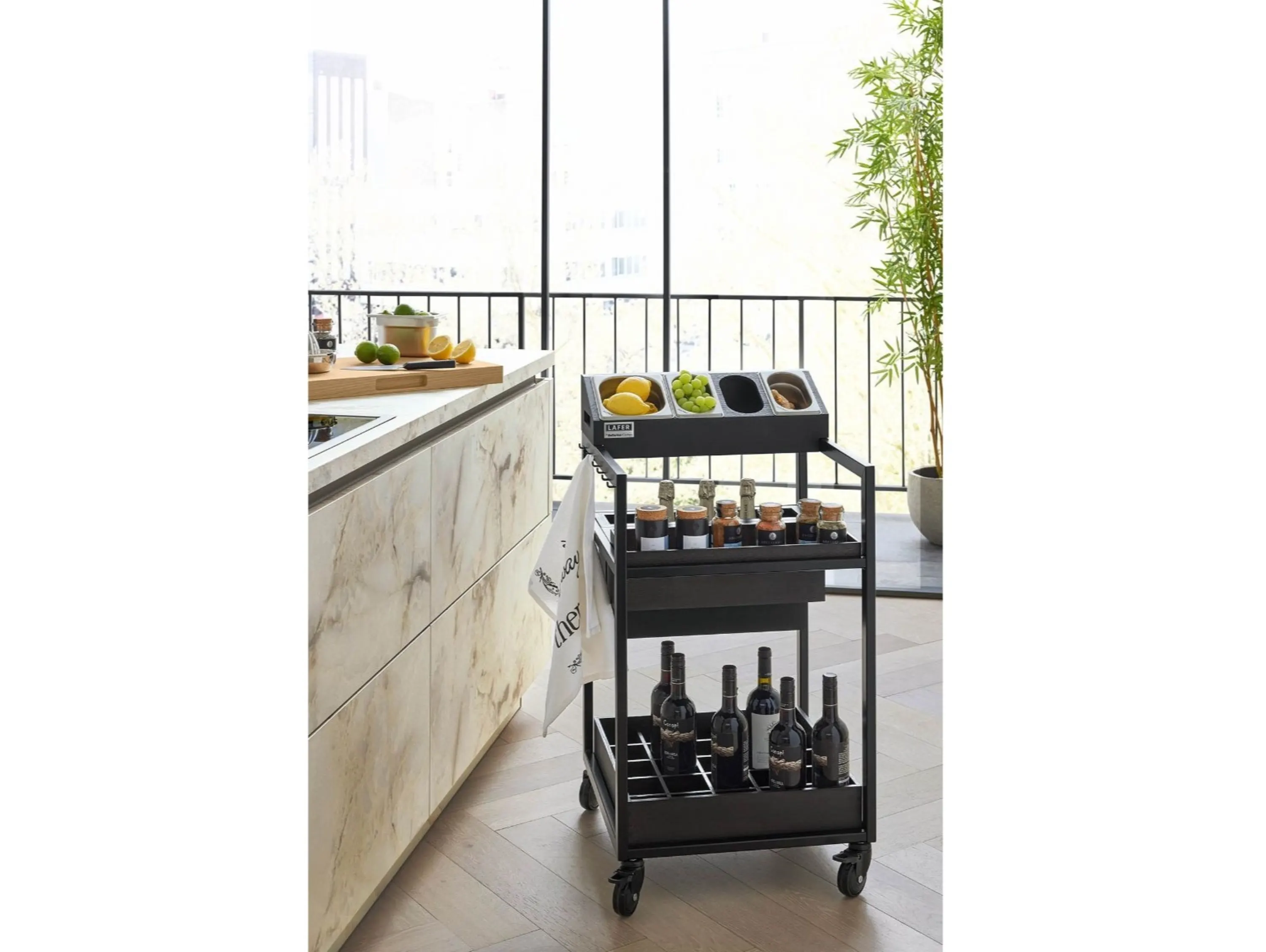 Schwarzer Küchenwagen mit zwei Flaschen Wein