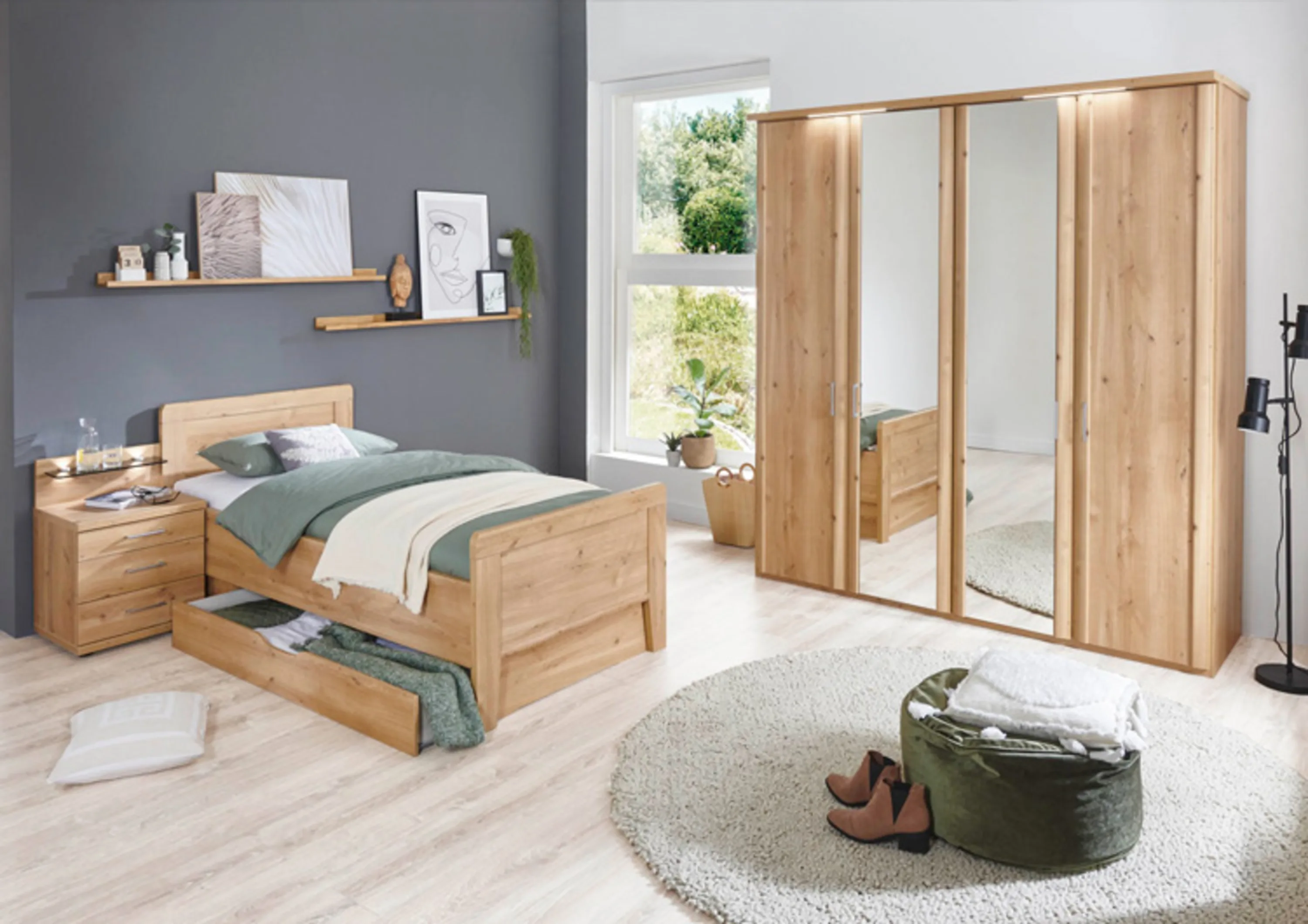 Schlafzimmer mit Bett, Kommode und Spiegel