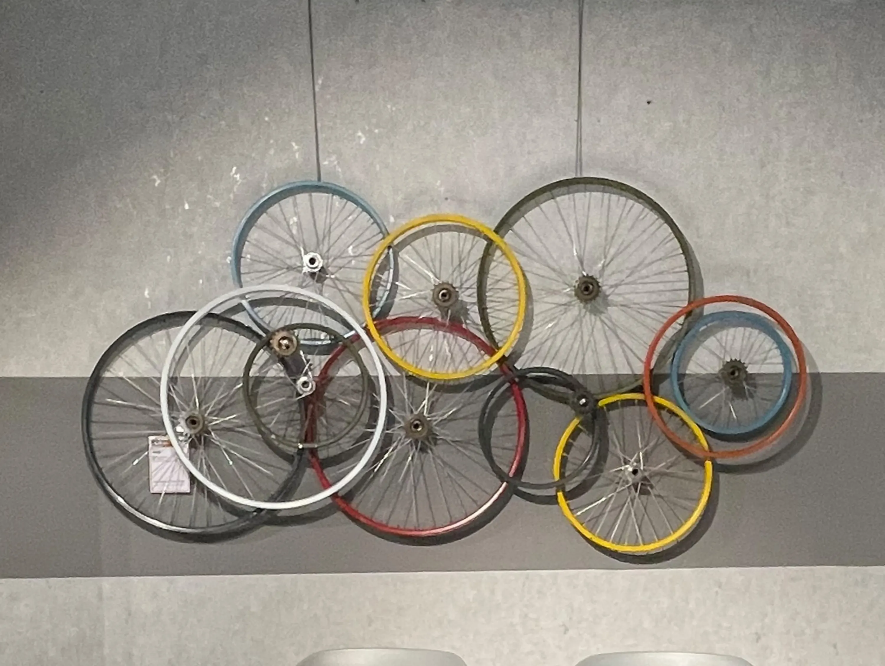 Anzeige von Fahrrädern und Schale Wasser