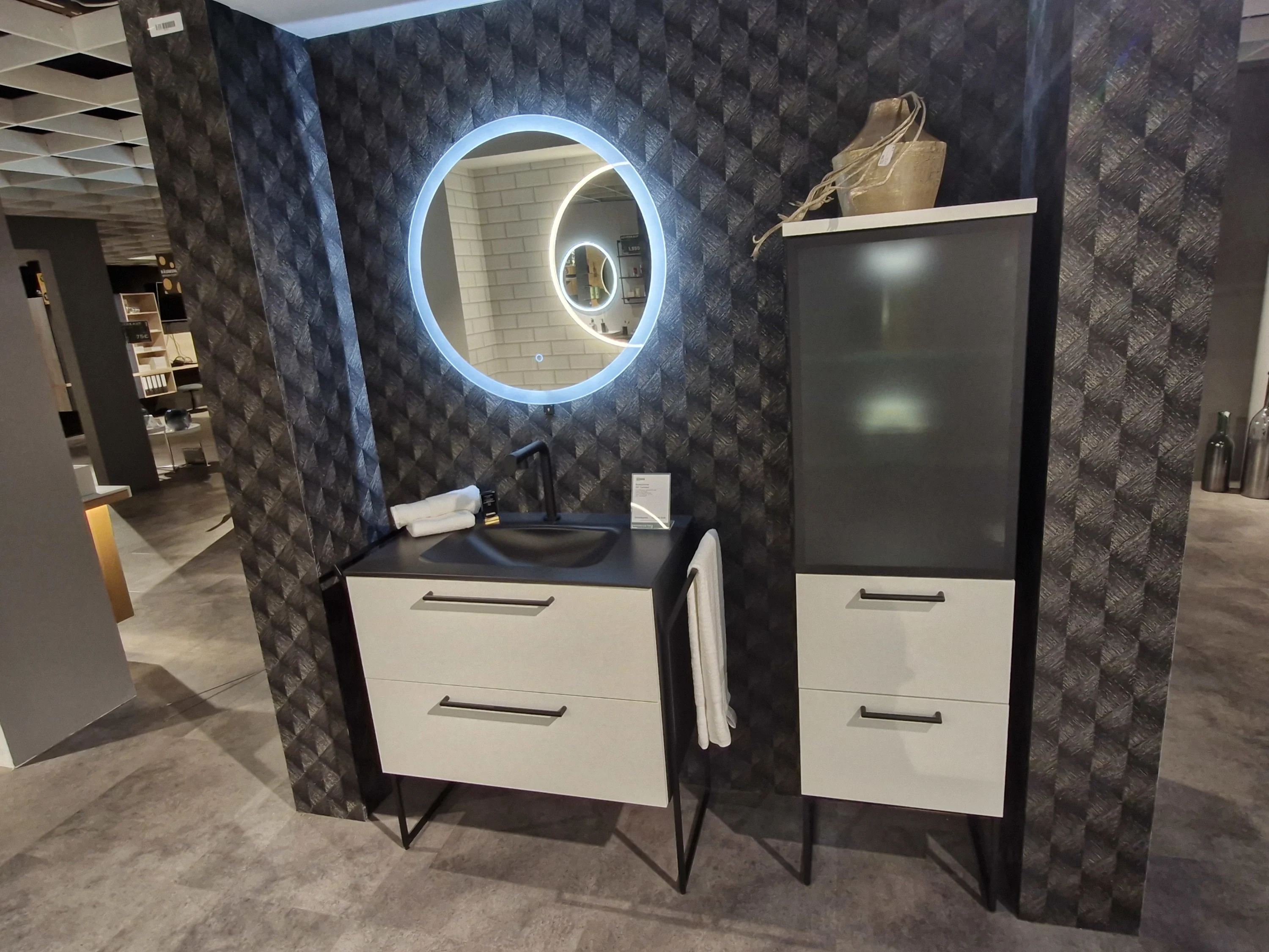 Badezimmer mit Spiegel und Waschbecken