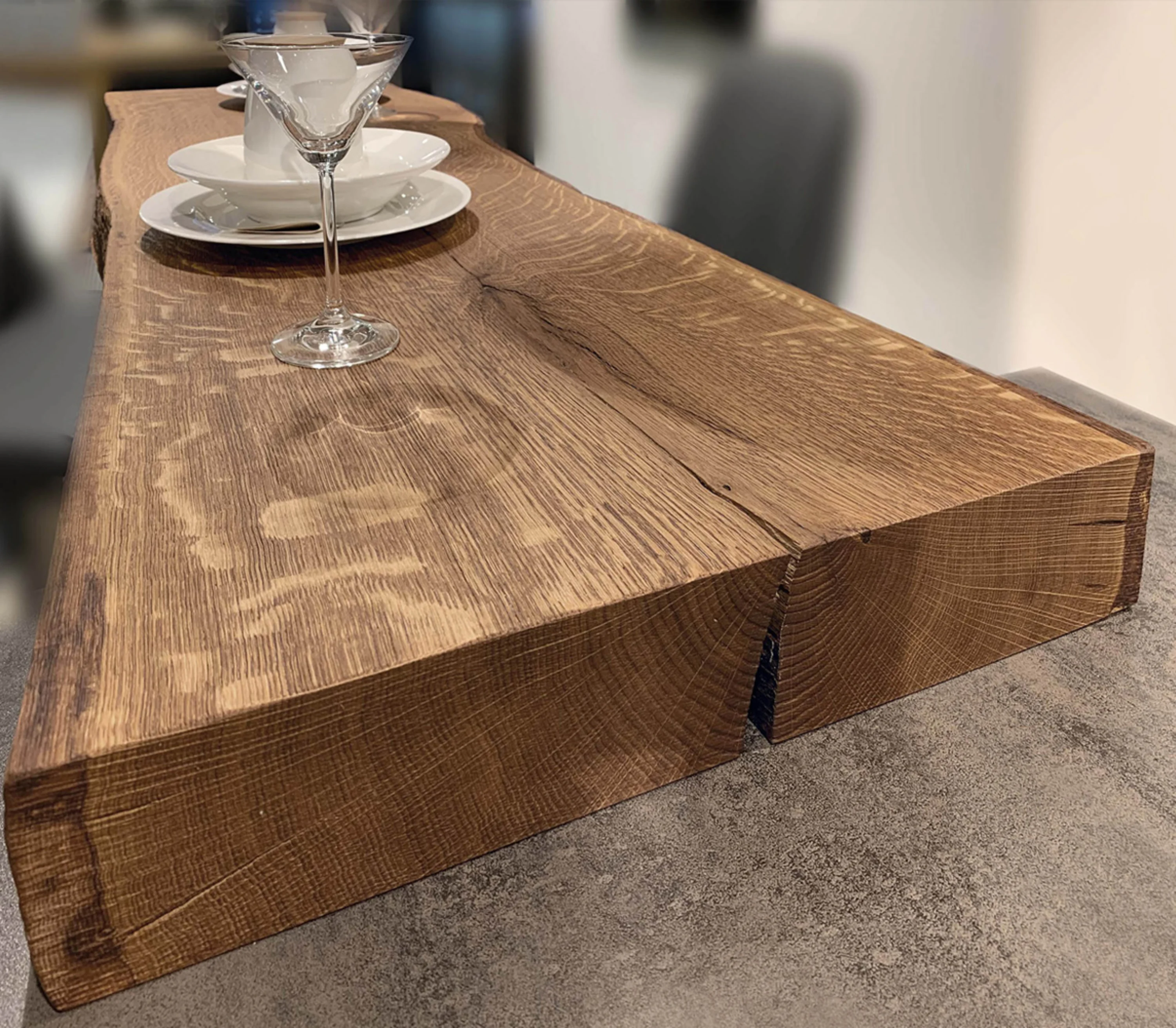 Holztisch mit einem Glas auf der Oberseite