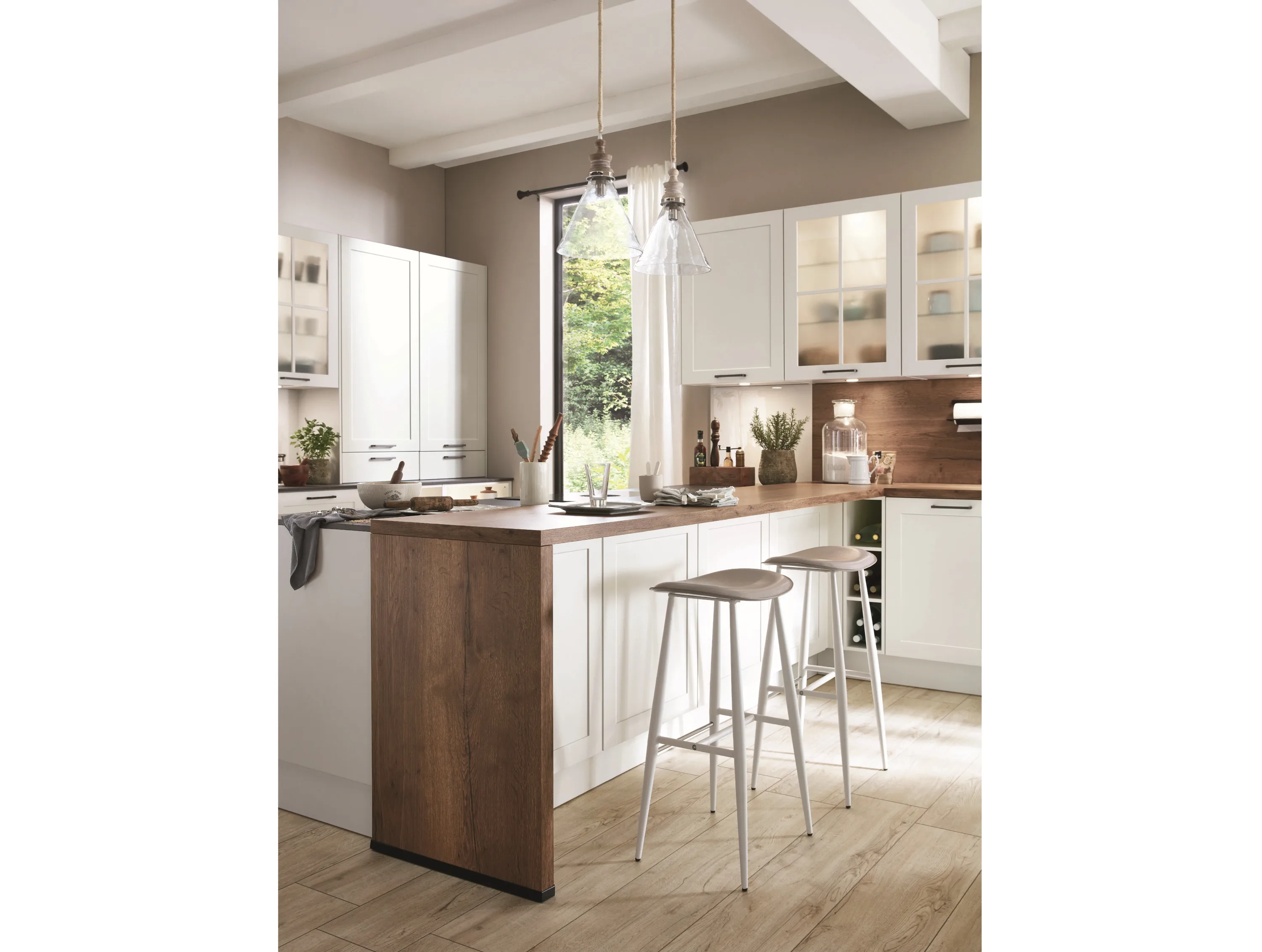 Küche mit einer hölzernen Insel und weißen Schränken