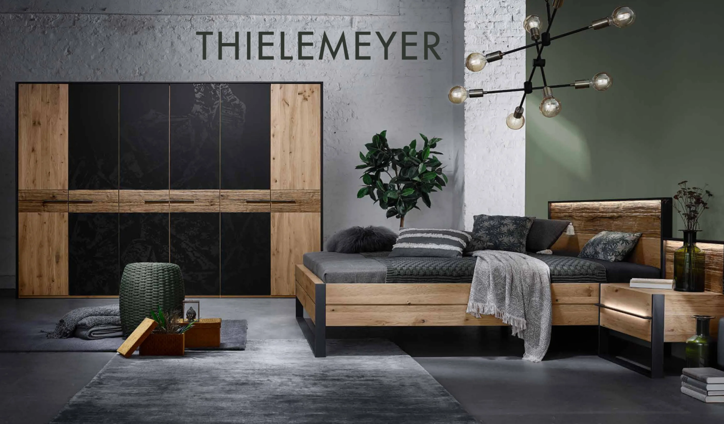 Schlafzimmer mit einem Bett, einem Stuhl und einem Tisch