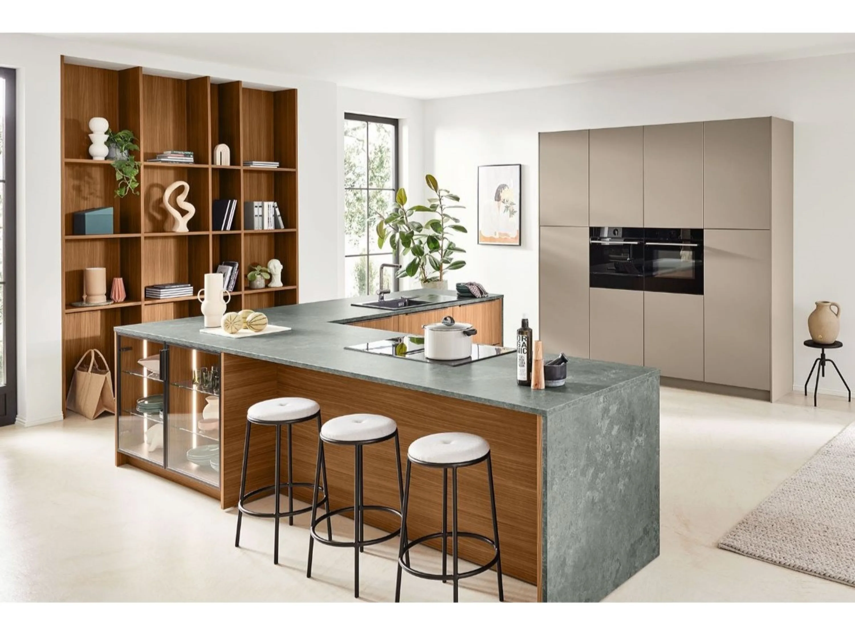 Küche mit einer Theke, einer Spüle und einer Spüle