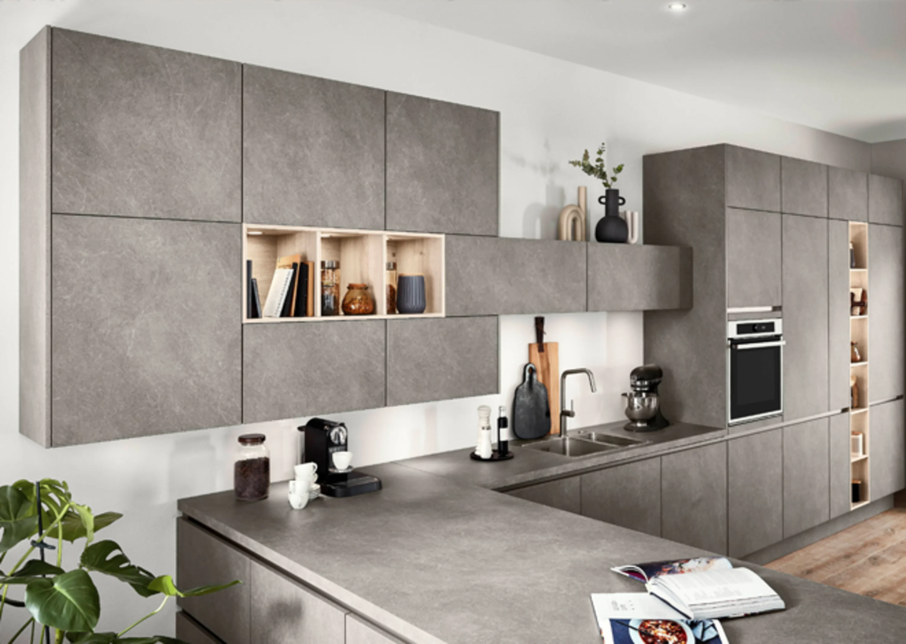 Küche mit einer Thekenplatte und Regalen