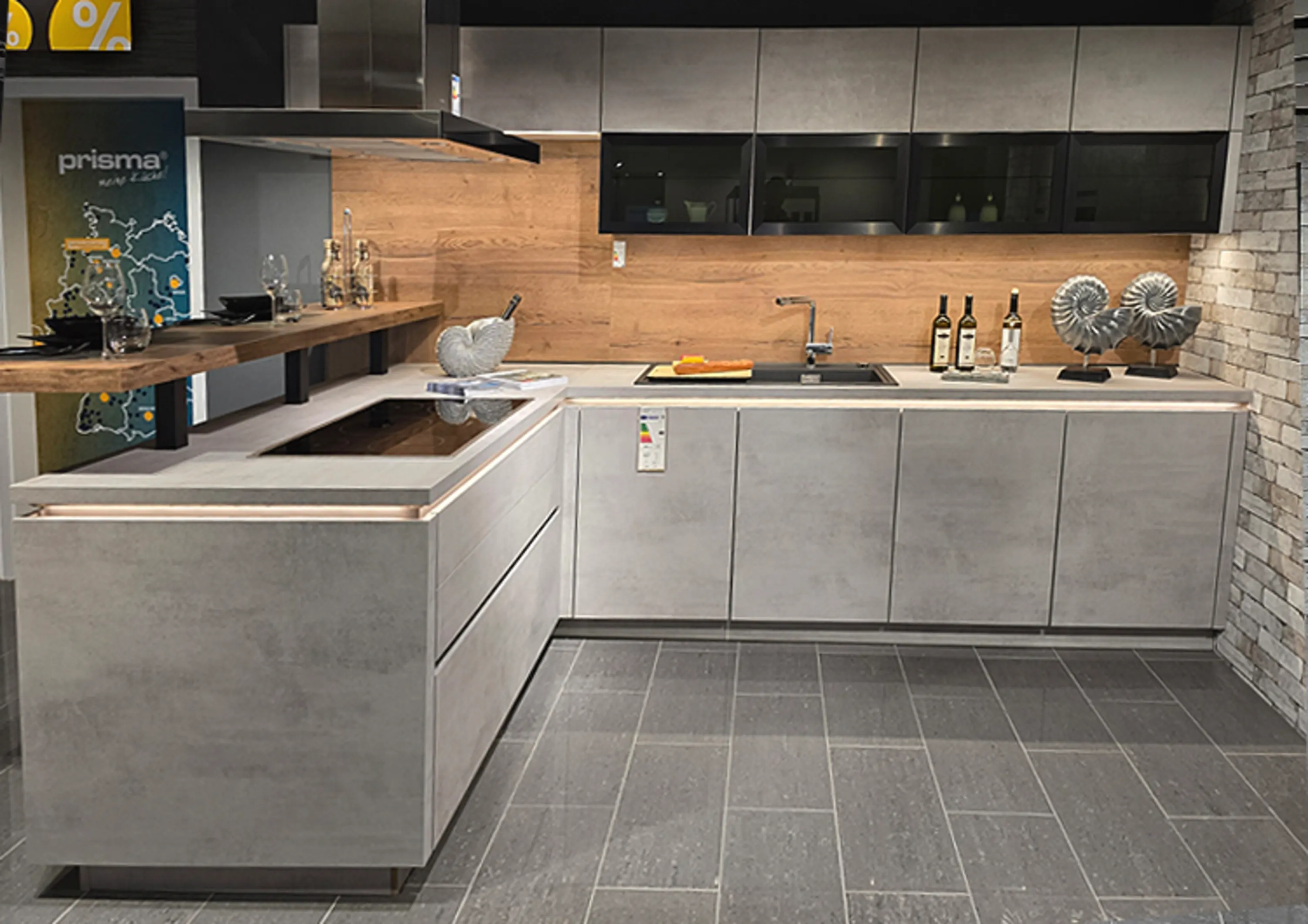 Küche mit Waschbecken und Theke