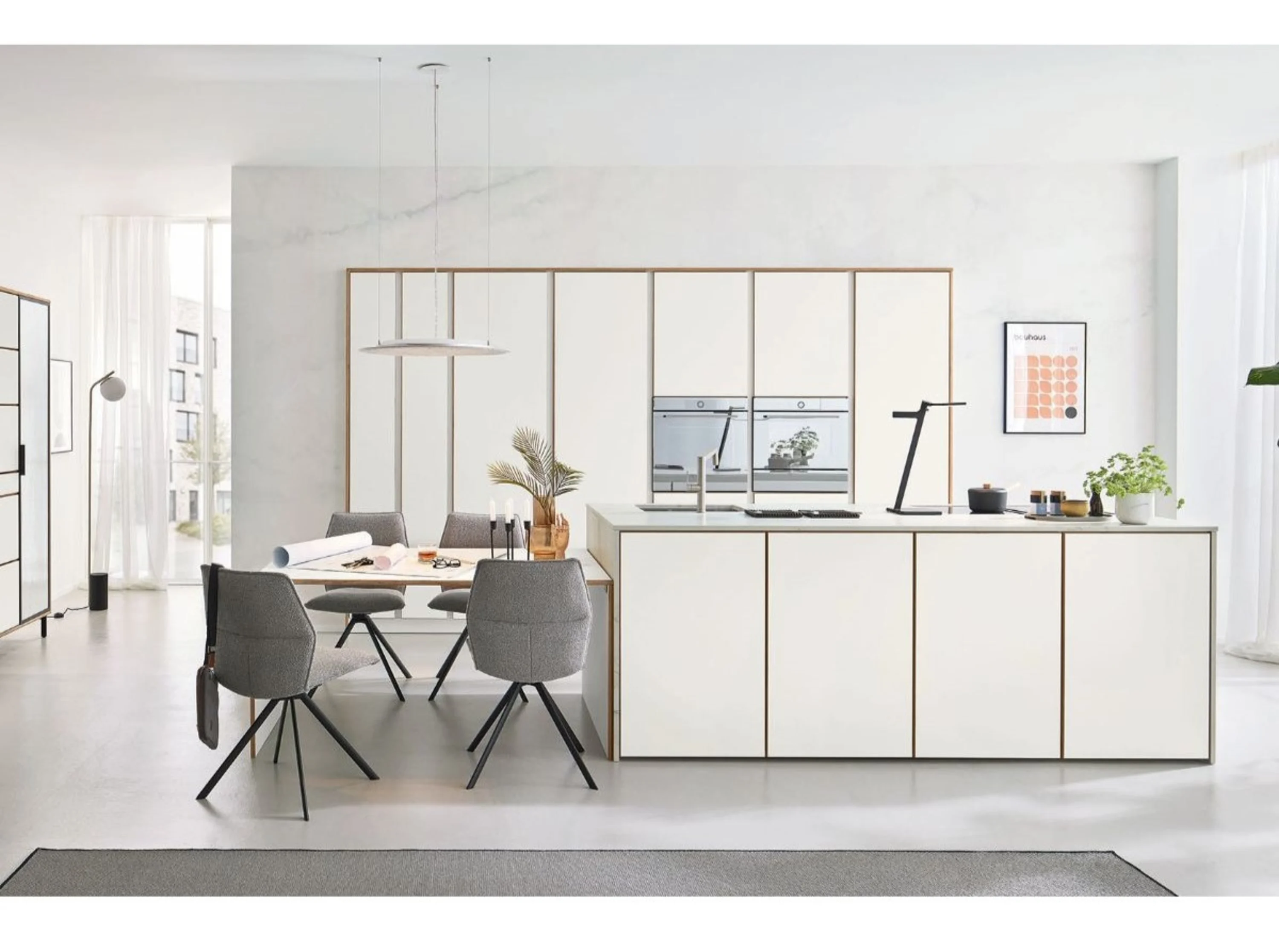 Weiße Küche mit einer weißen Theke und einer weißen Wand