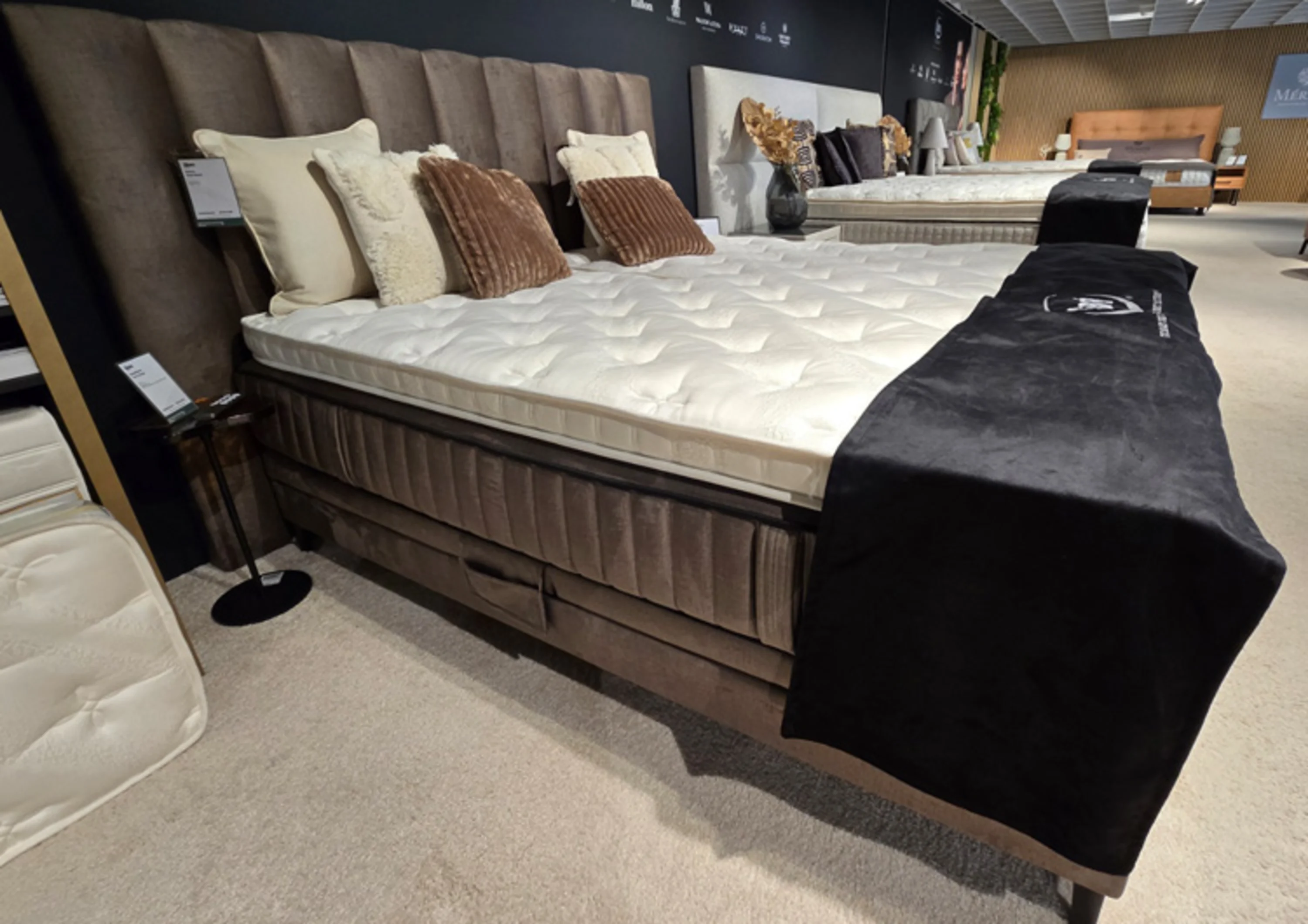 Es handelt sich um ein Doppelbett mit zwei separaten Untergestellen, die nebeneinander stehen. Das Bett wirkt hochwertig und ist vermutlich ein Boxspringbett.