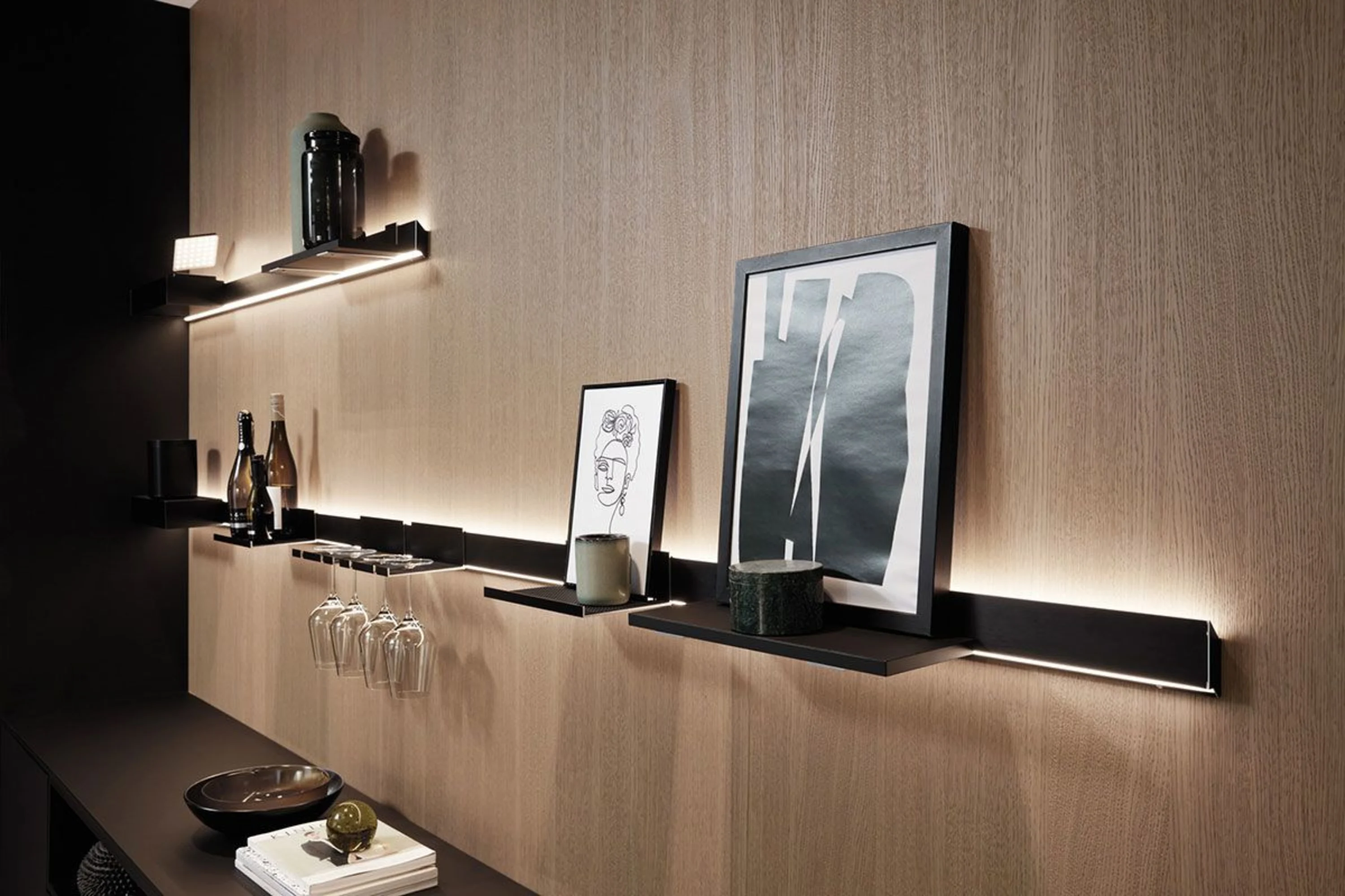 Wand mit einigen Regalen und einem Bild darauf