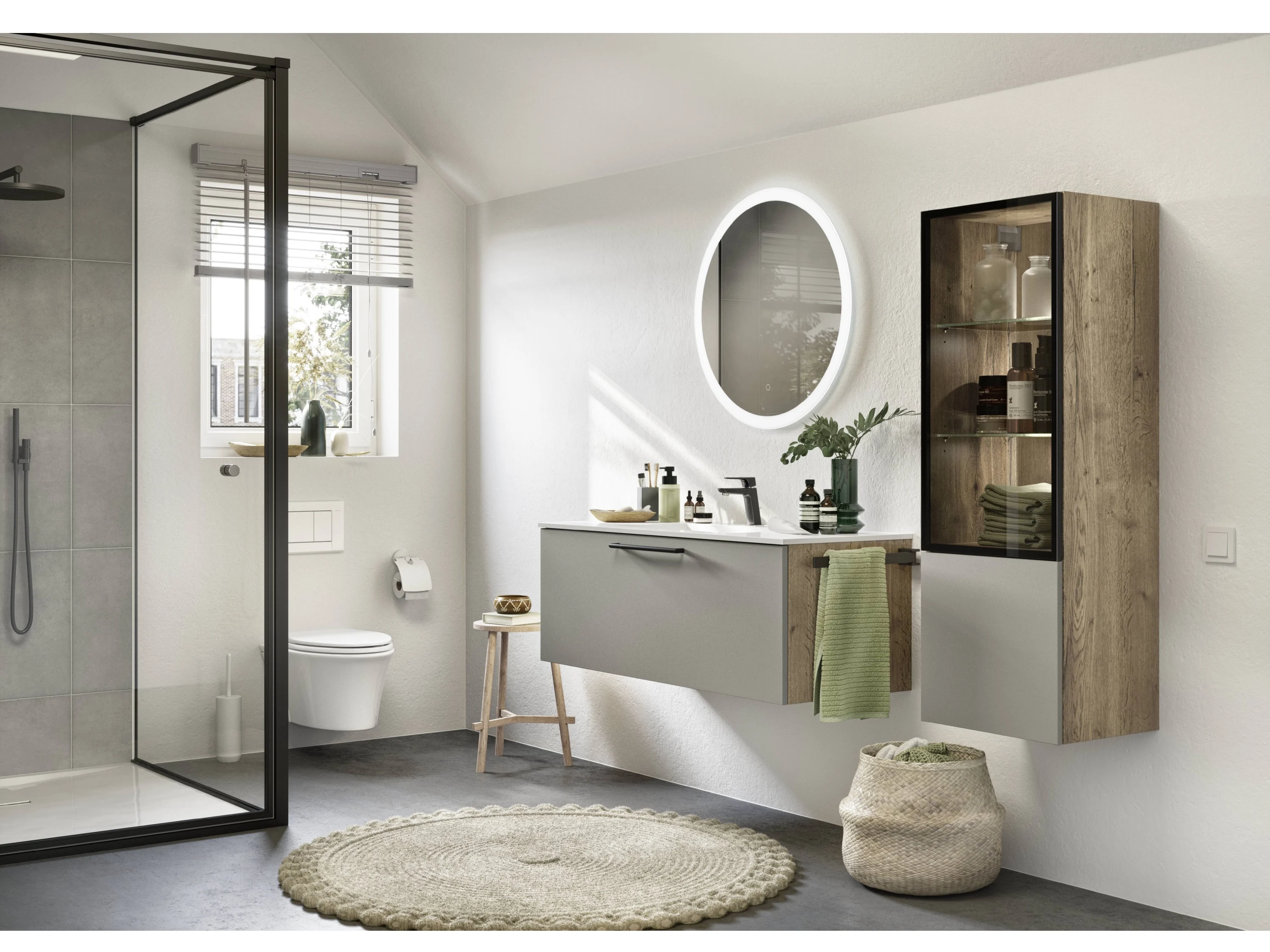 Bdezimmer aus Waschtisch in Weiss und grau mit Holzkorpussen und rundem beleuchteter Spiegel