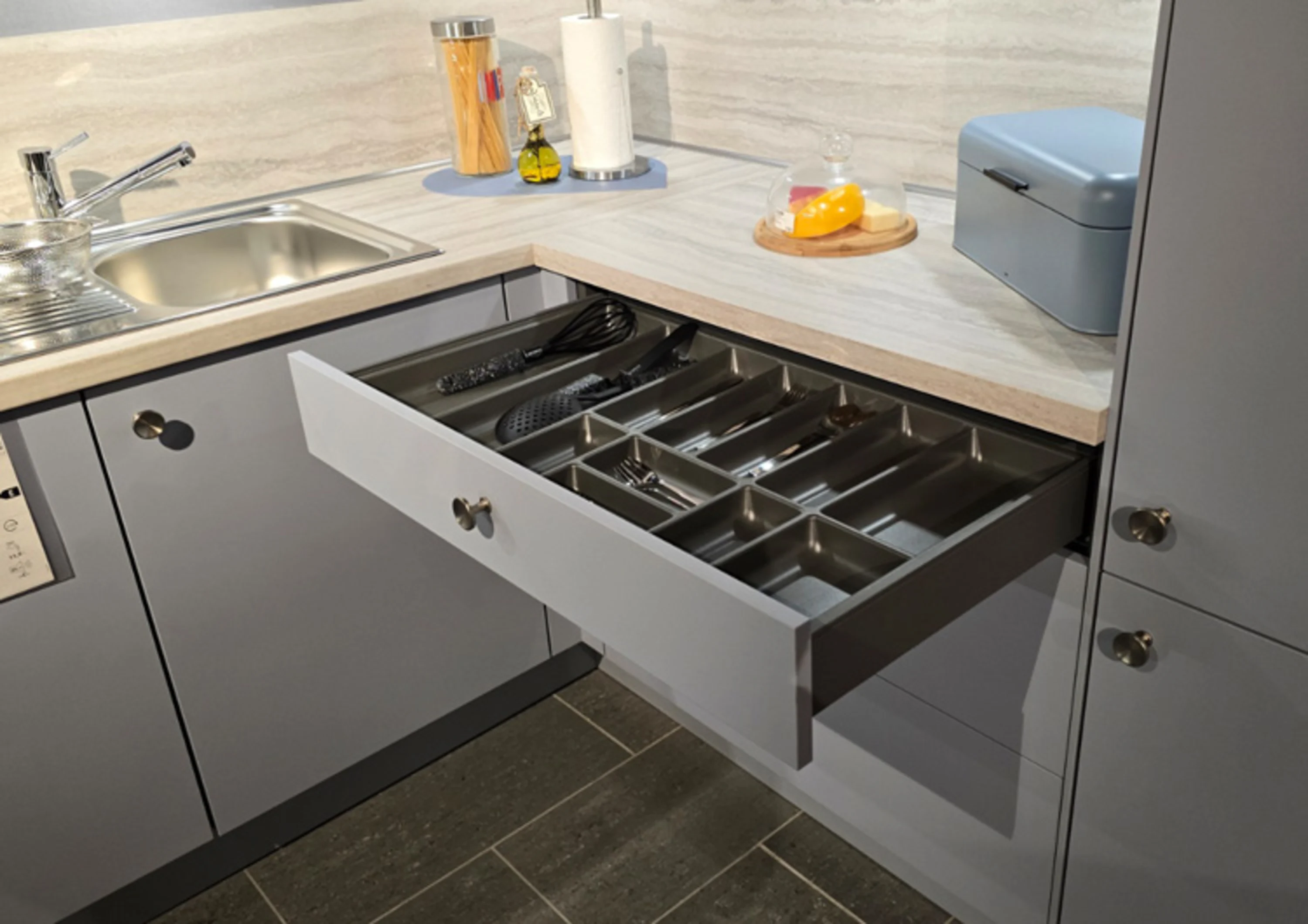 offen stehender Auszug mit Besteckkasten