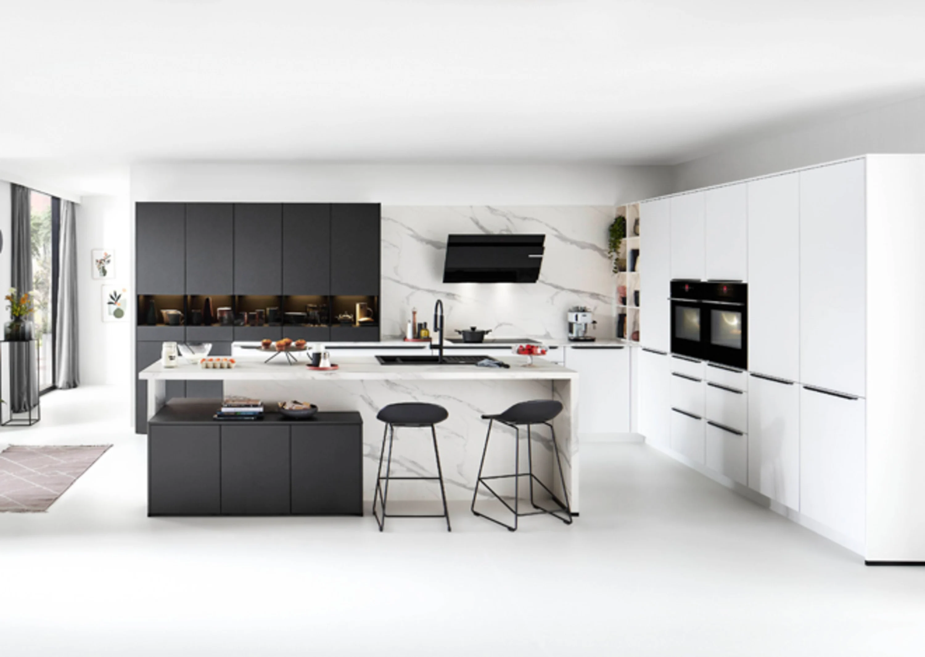 L-Küche in schwarz weiss mit Spüle in der Insel