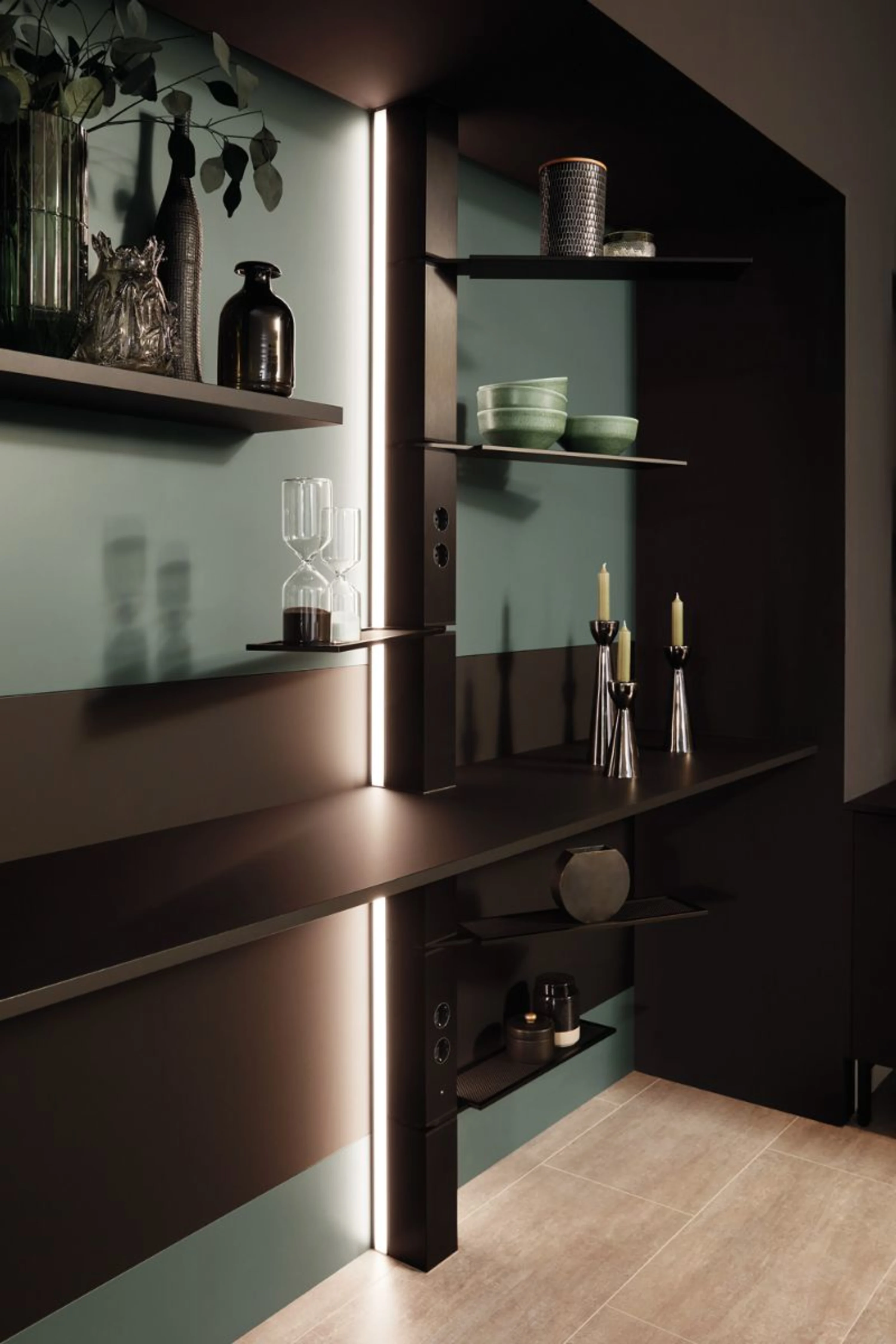 Regal mit einer Vase und einer Vase darauf