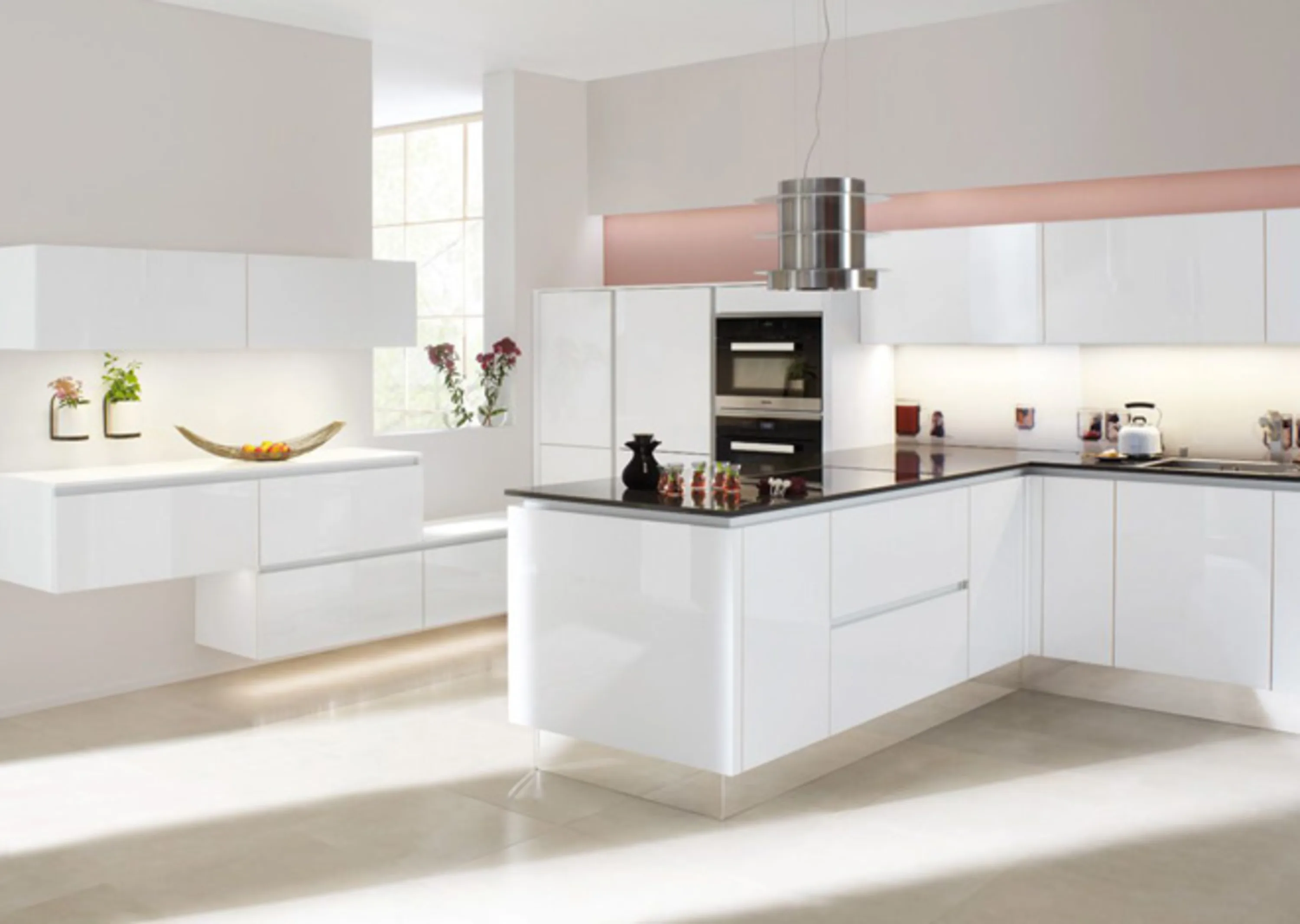 Küche mit weißen Schränken und rosa Akzenten