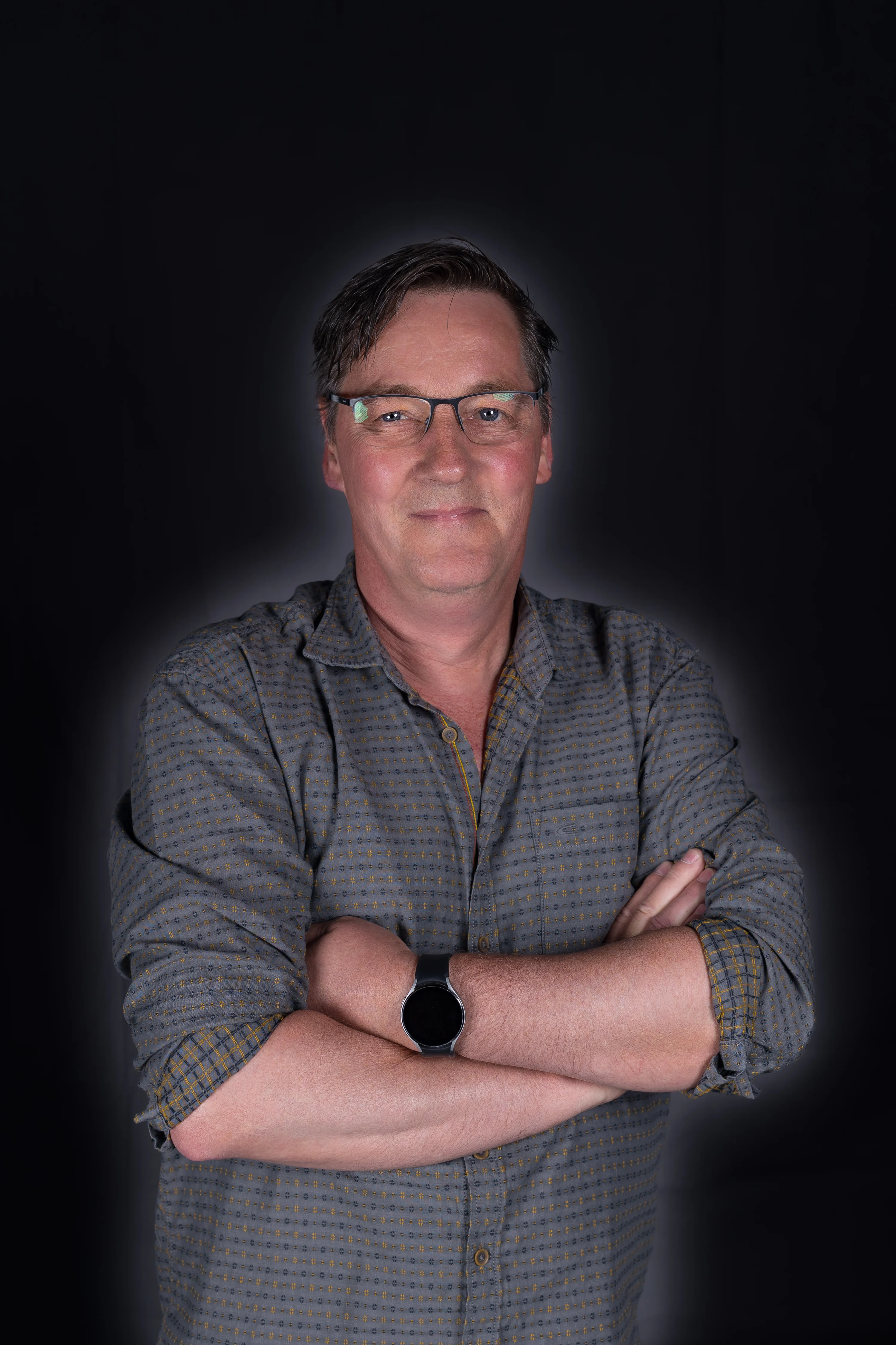 Mann mit Brille und einer Uhr