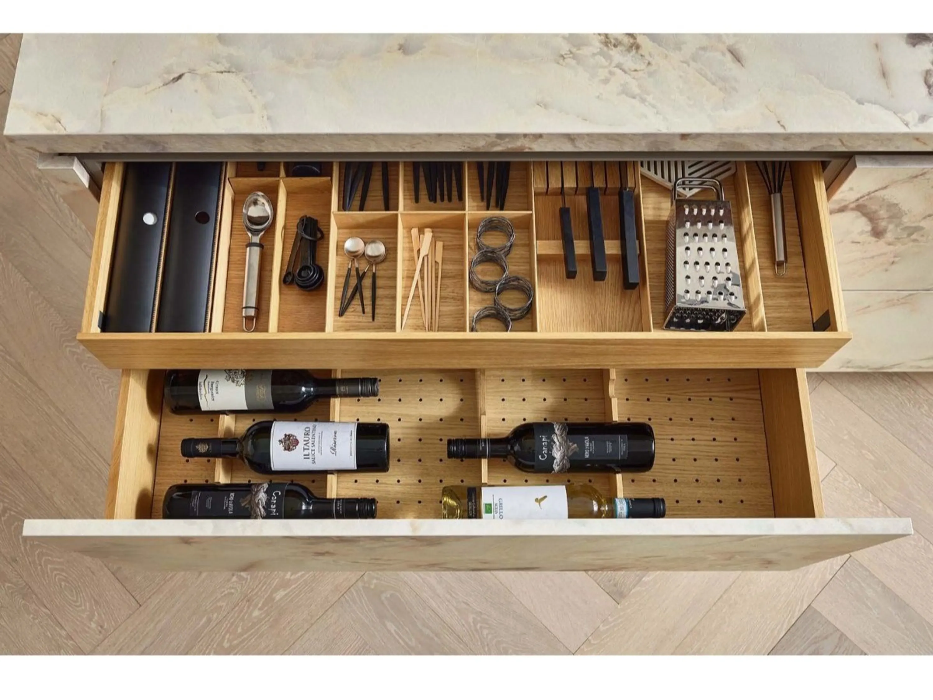 Holzschublade mit einer Schublade mit Werkzeugen und Uts