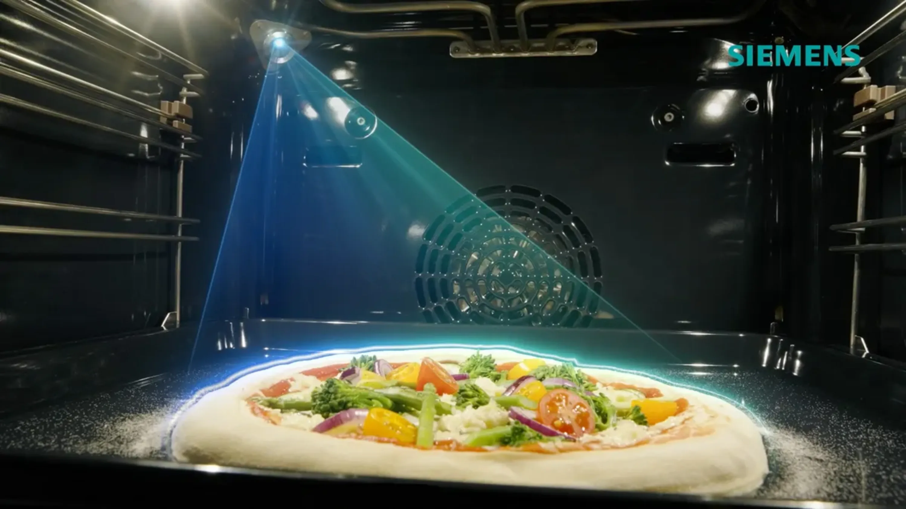 Pizza in einem intelligenten KI-Backofen mit Innenkamera zur Garkontrolle