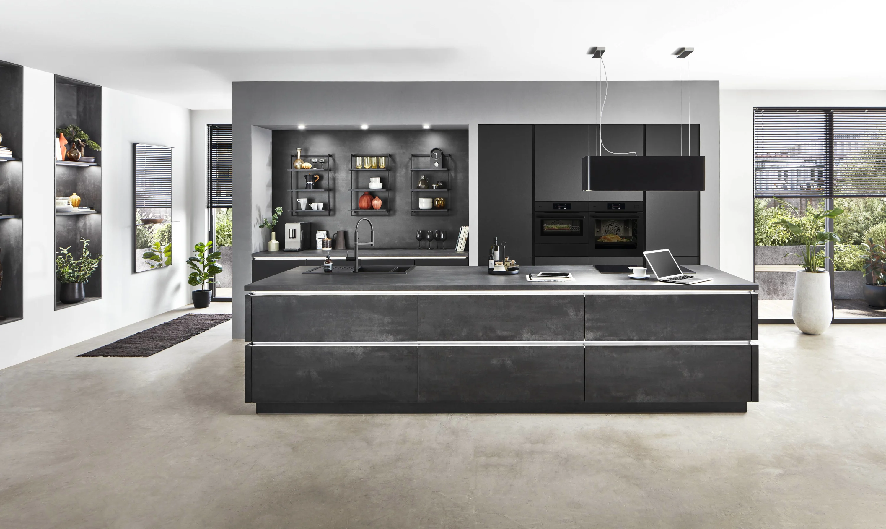 Moderne Küche mit schwarzen Schränken und weißen Counter Tops