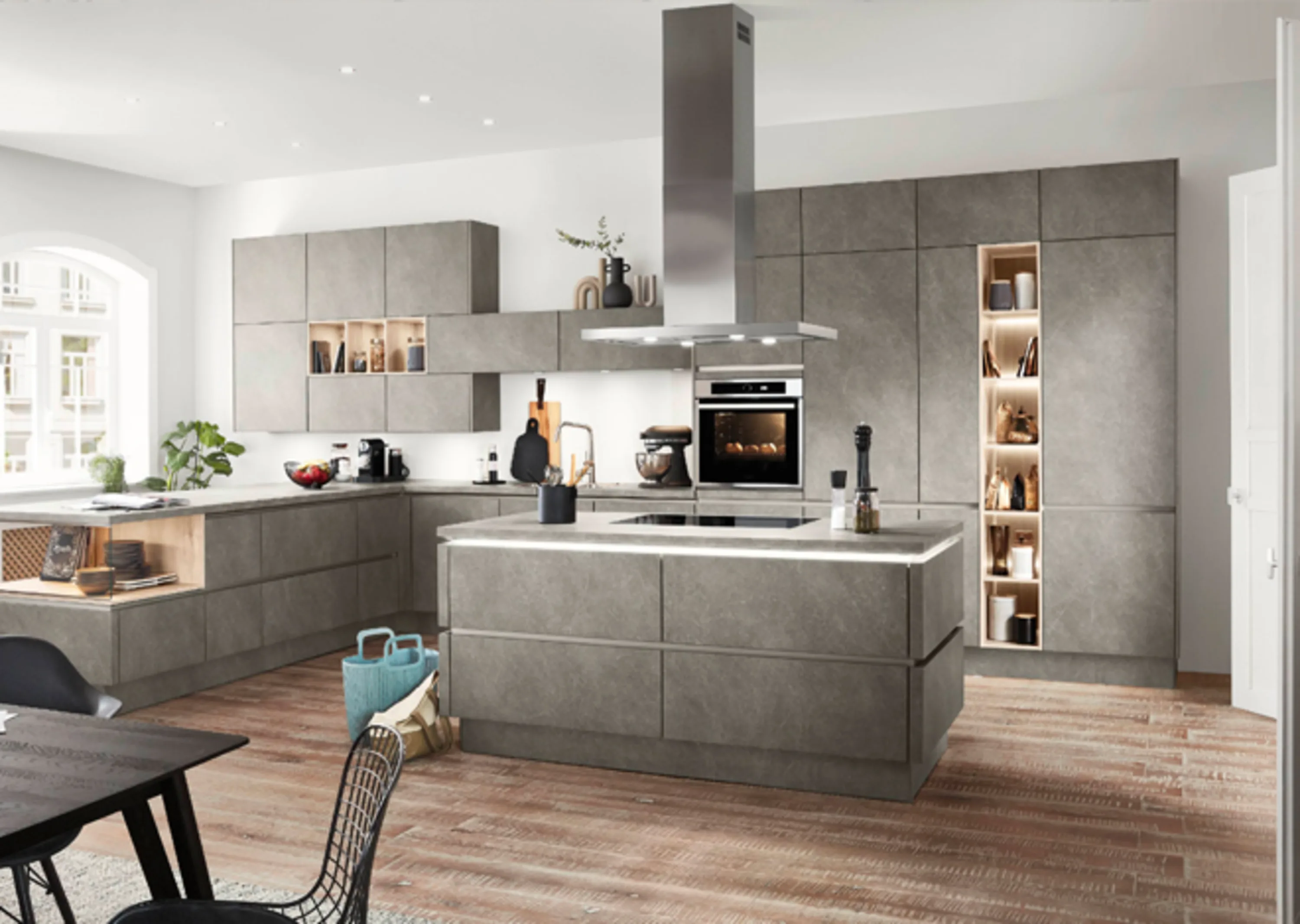 Küche mit Tisch und Stühlen darin