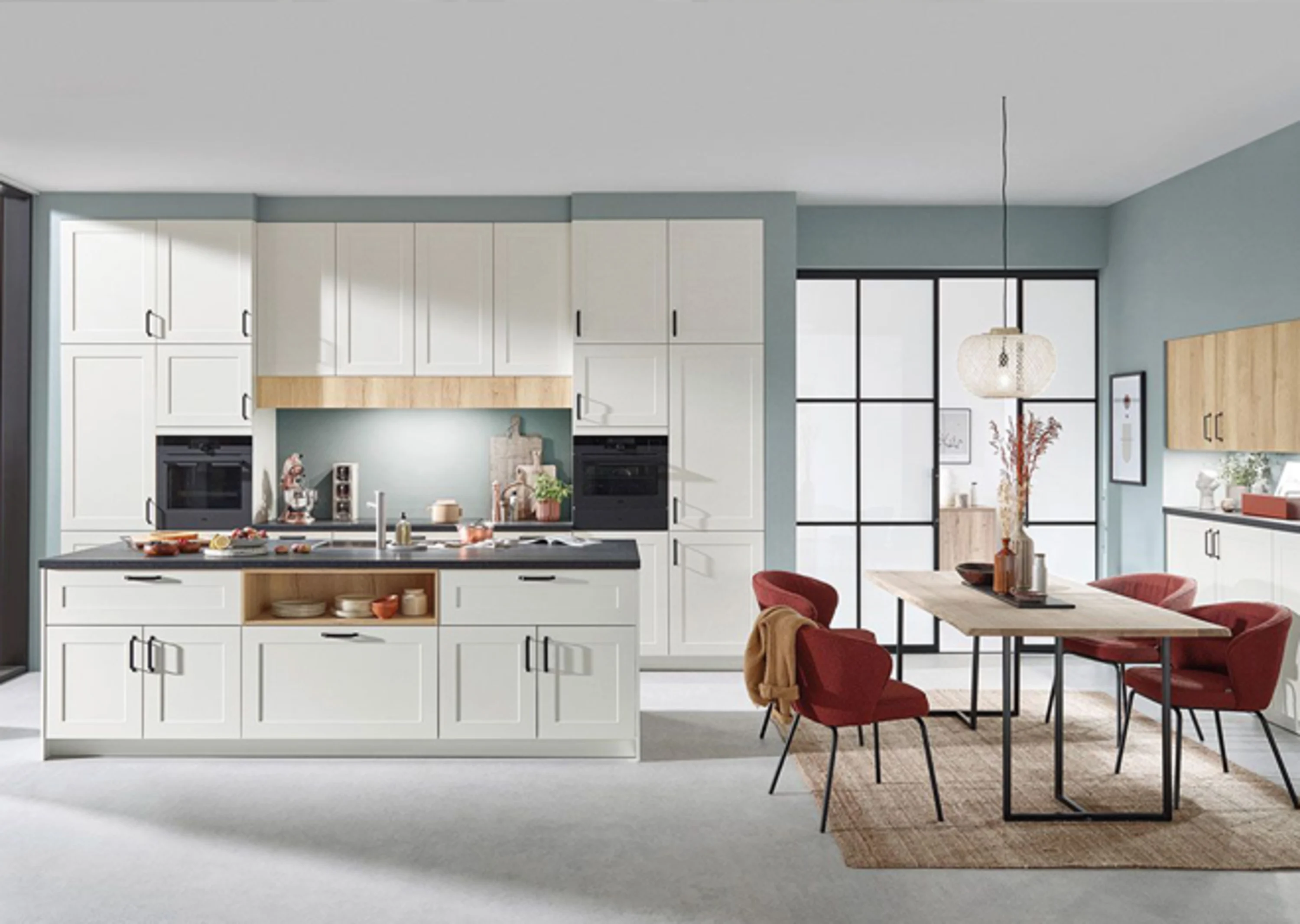 Küche mit weißen Schränken und einem Tisch